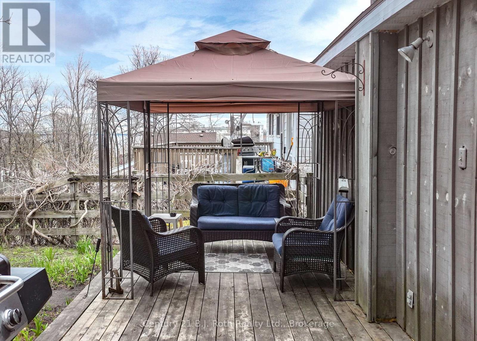 Property at 694 QUEBEC STREET image 3
