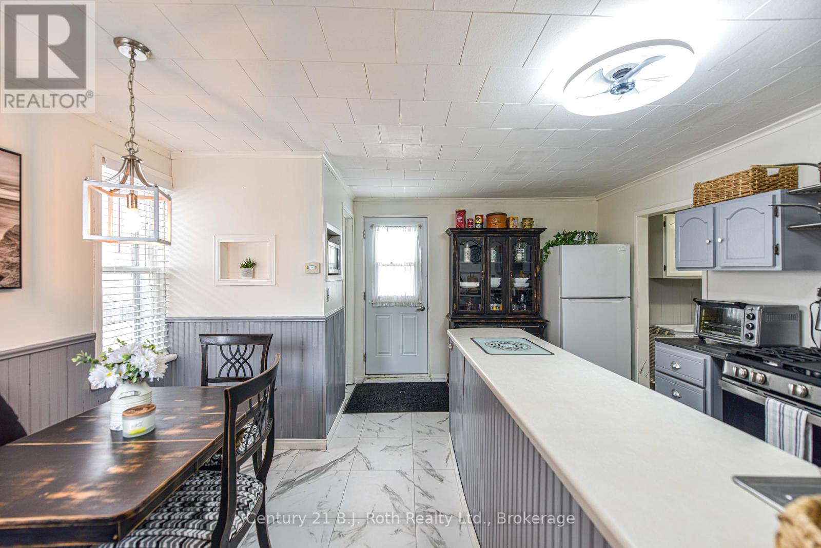 Property at 694 QUEBEC STREET image 5