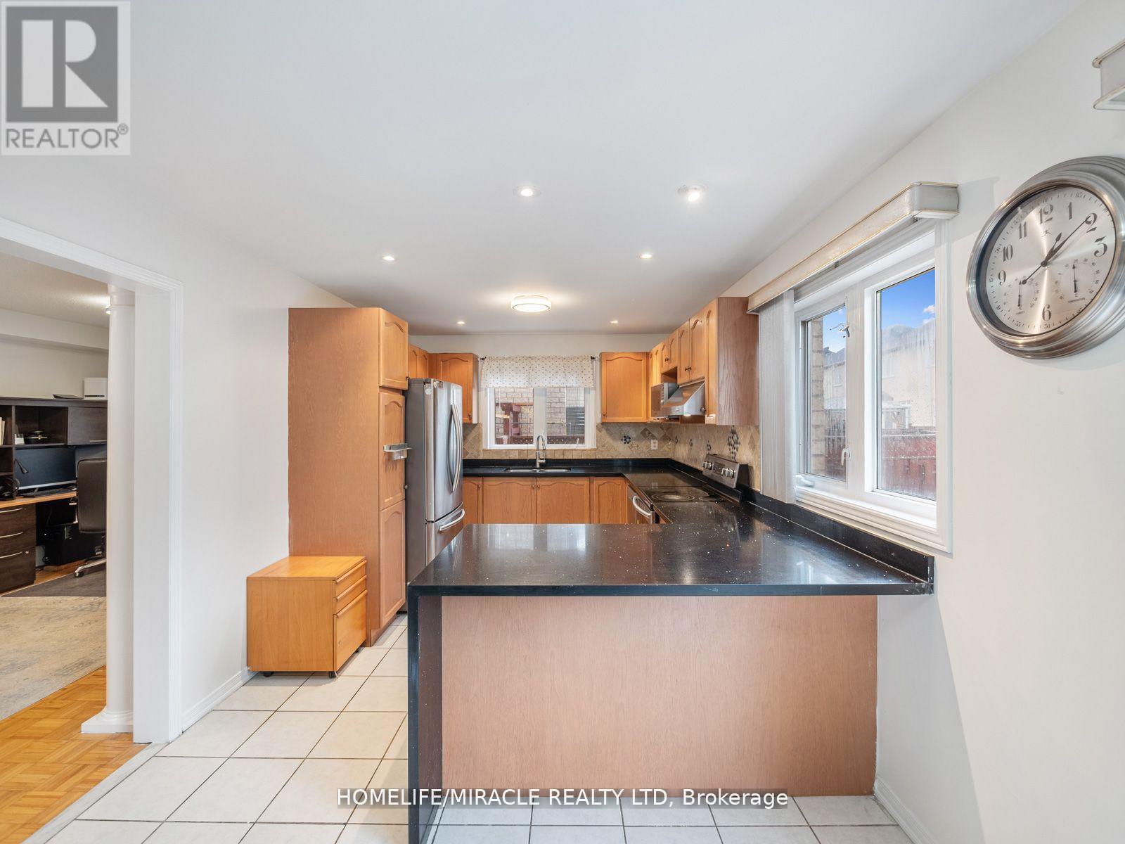 9 Hopecrest Place, Brampton (Sandringham-Wellington), Ontario  L6R 2V2 - Photo 6 - W12127557