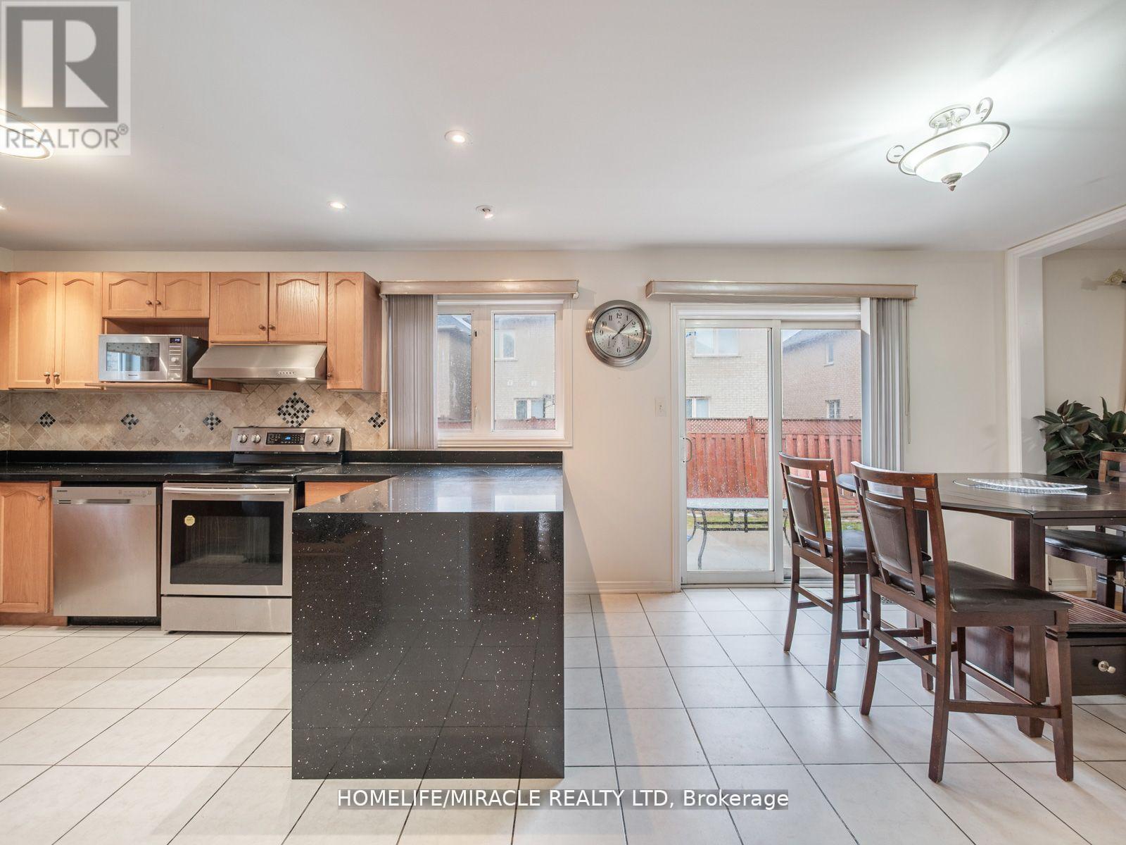 9 Hopecrest Place, Brampton (Sandringham-Wellington), Ontario  L6R 2V2 - Photo 7 - W12127557