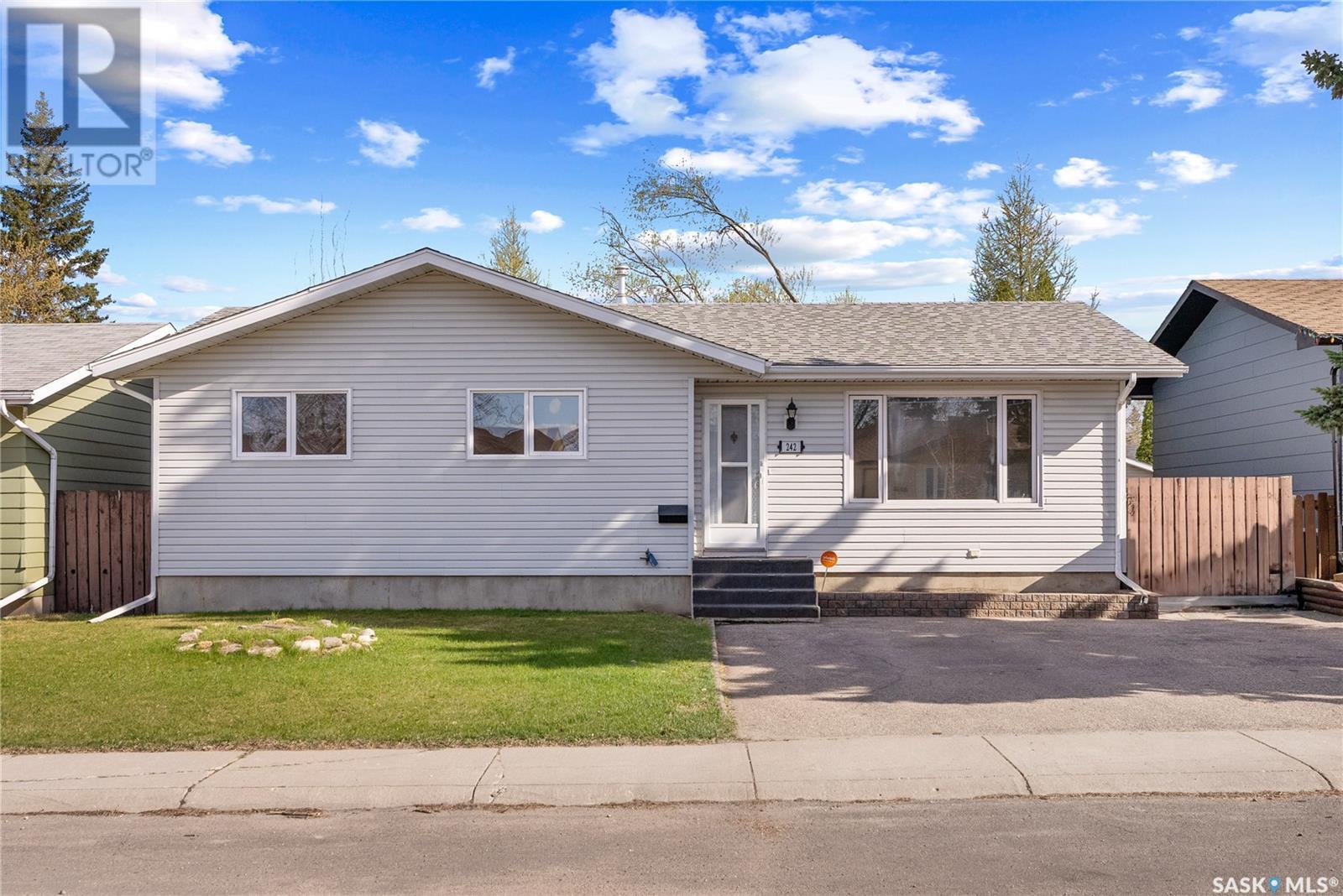 242 Streb Crescent, Saskatoon, Saskatchewan  S7M 4V4 - Photo 2 - SK004752