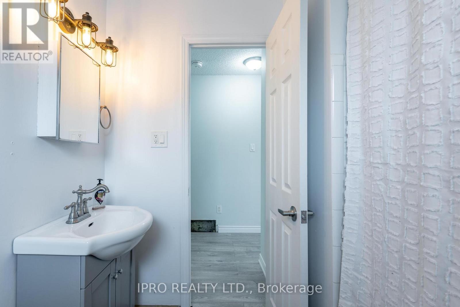 Main - 24 Chilton Drive, Hamilton, Ontario  L8J 1M2 - Photo 15 - X12127587