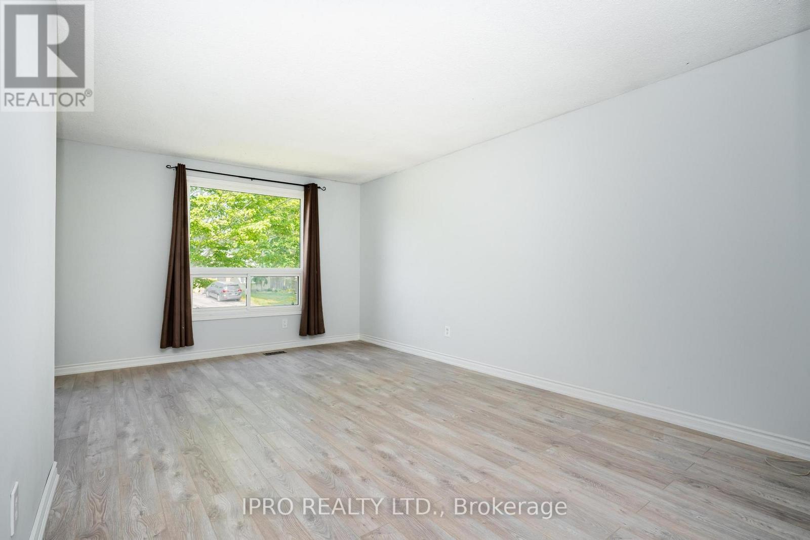 Main - 24 Chilton Drive, Hamilton, Ontario  L8J 1M2 - Photo 4 - X12127587