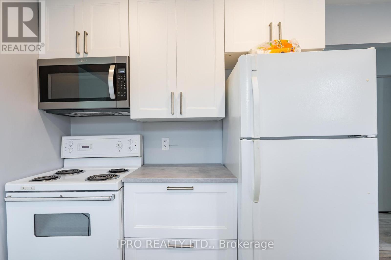 Main - 24 Chilton Drive, Hamilton, Ontario  L8J 1M2 - Photo 9 - X12127587