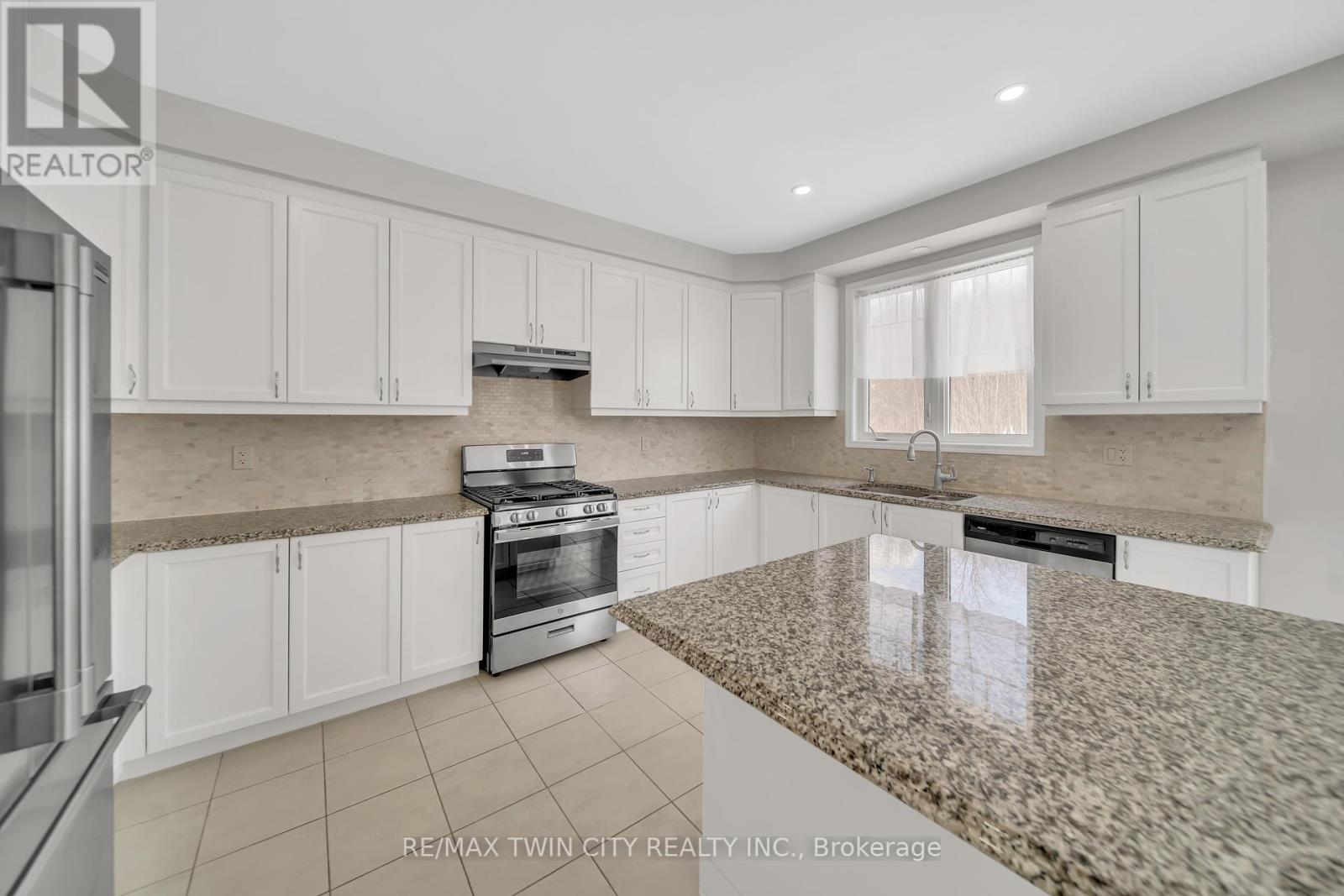 252 Shady Glen Crescent, Kitchener, Ontario  N2R 0J9 - Photo 11 - X12127601