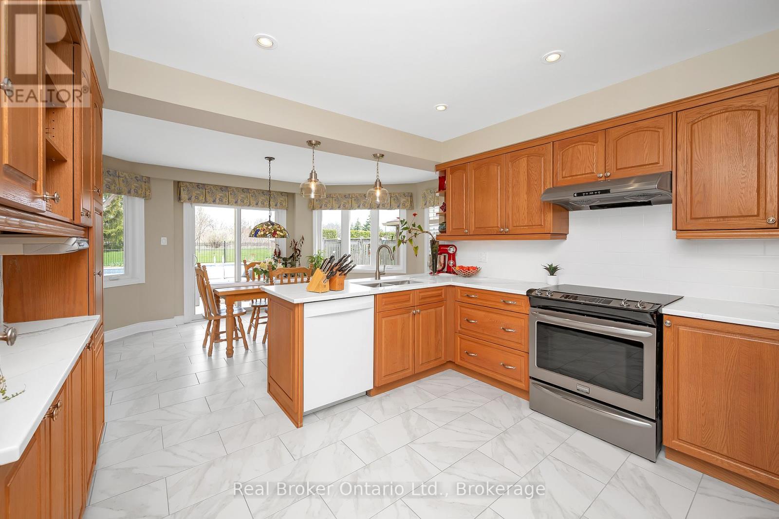 2015 Grosvenor Street, Oakville, Ontario  L6H 5A2 - Photo 13 - W12127839