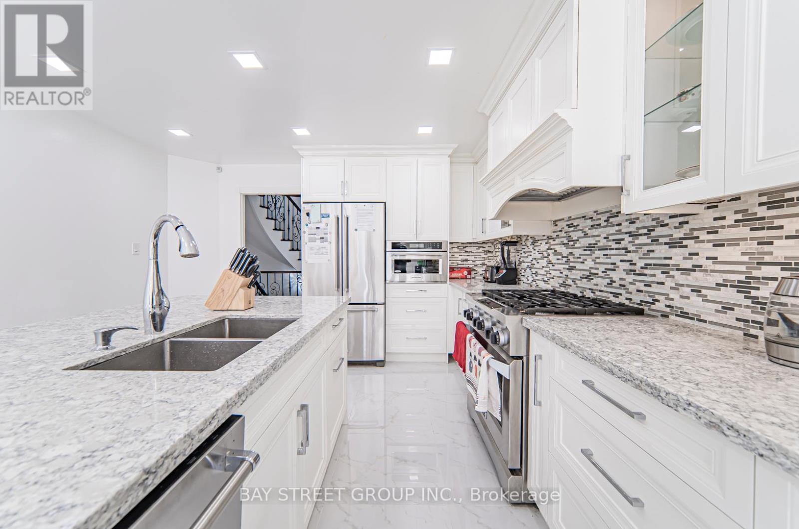 39 Alexandra Wood, Richmond Hill, Ontario  L4B 2L1 - Photo 11 - N12127626