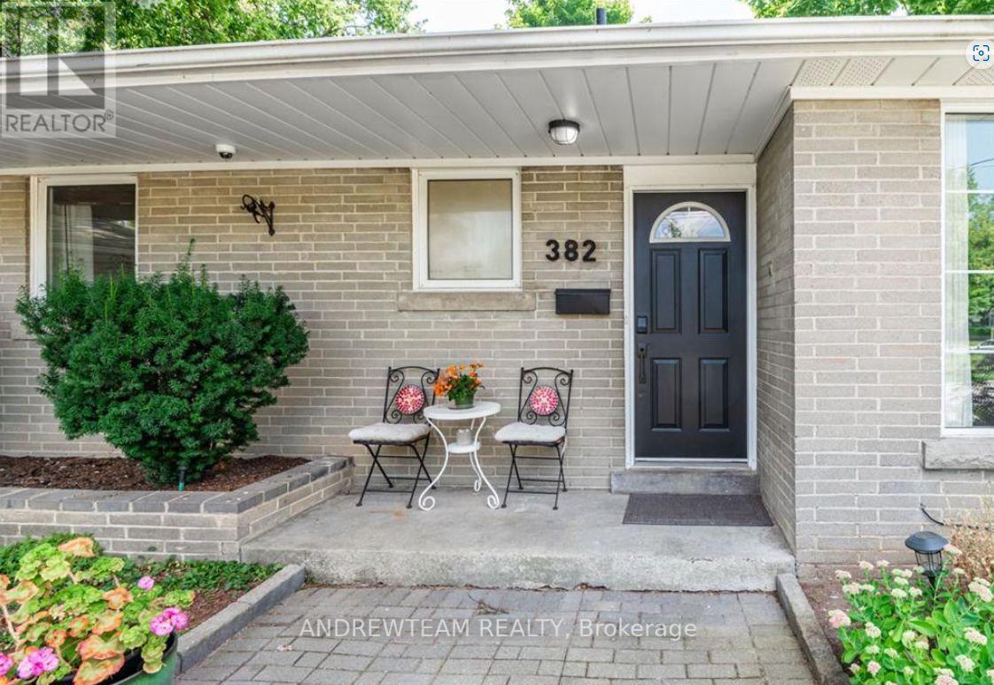 382 Lynett Crescent, Richmond Hill (Crosby), Ontario  L4C 2V5 - Photo 2 - N12127674