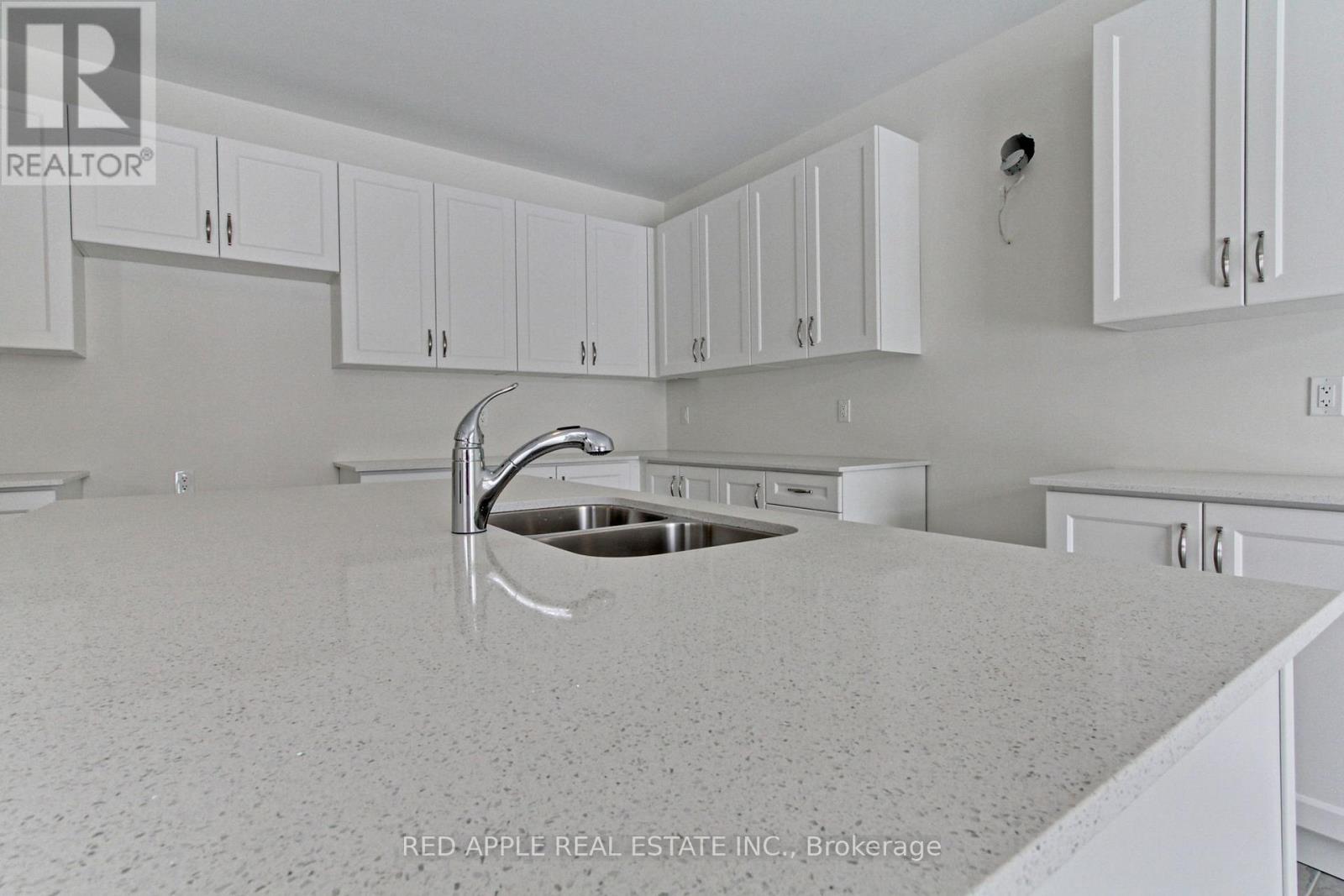 1519 Davis Loop Circle, Innisfil, Ontario  L0L 1W0 - Photo 12 - N12127718