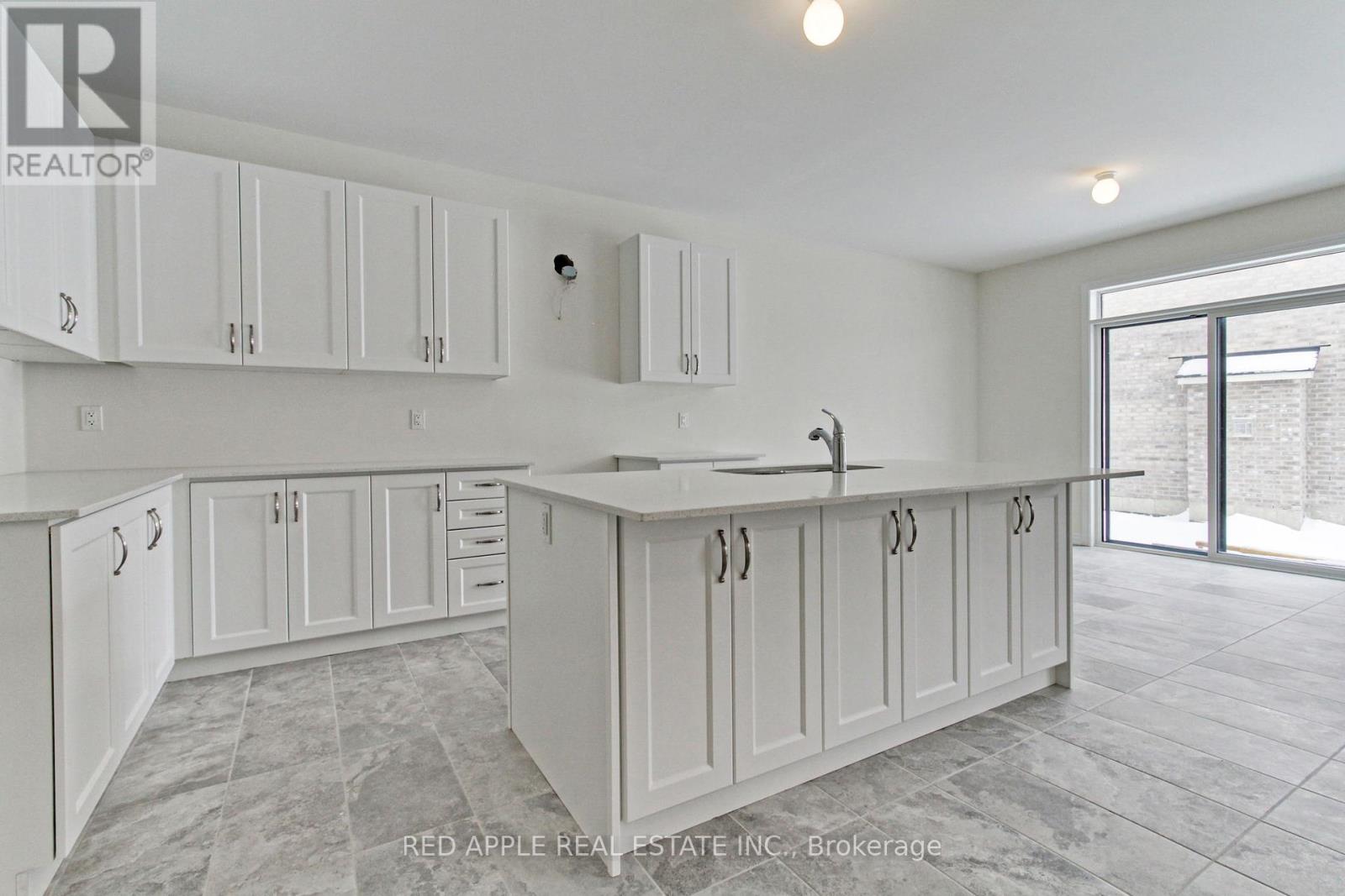 1519 Davis Loop Circle, Innisfil, Ontario  L0L 1W0 - Photo 15 - N12127718