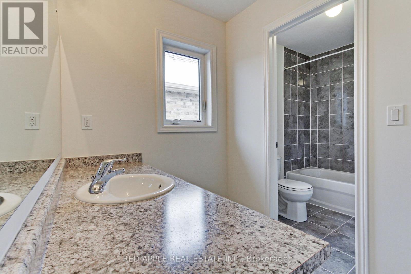1519 Davis Loop Circle, Innisfil, Ontario  L0L 1W0 - Photo 38 - N12127718