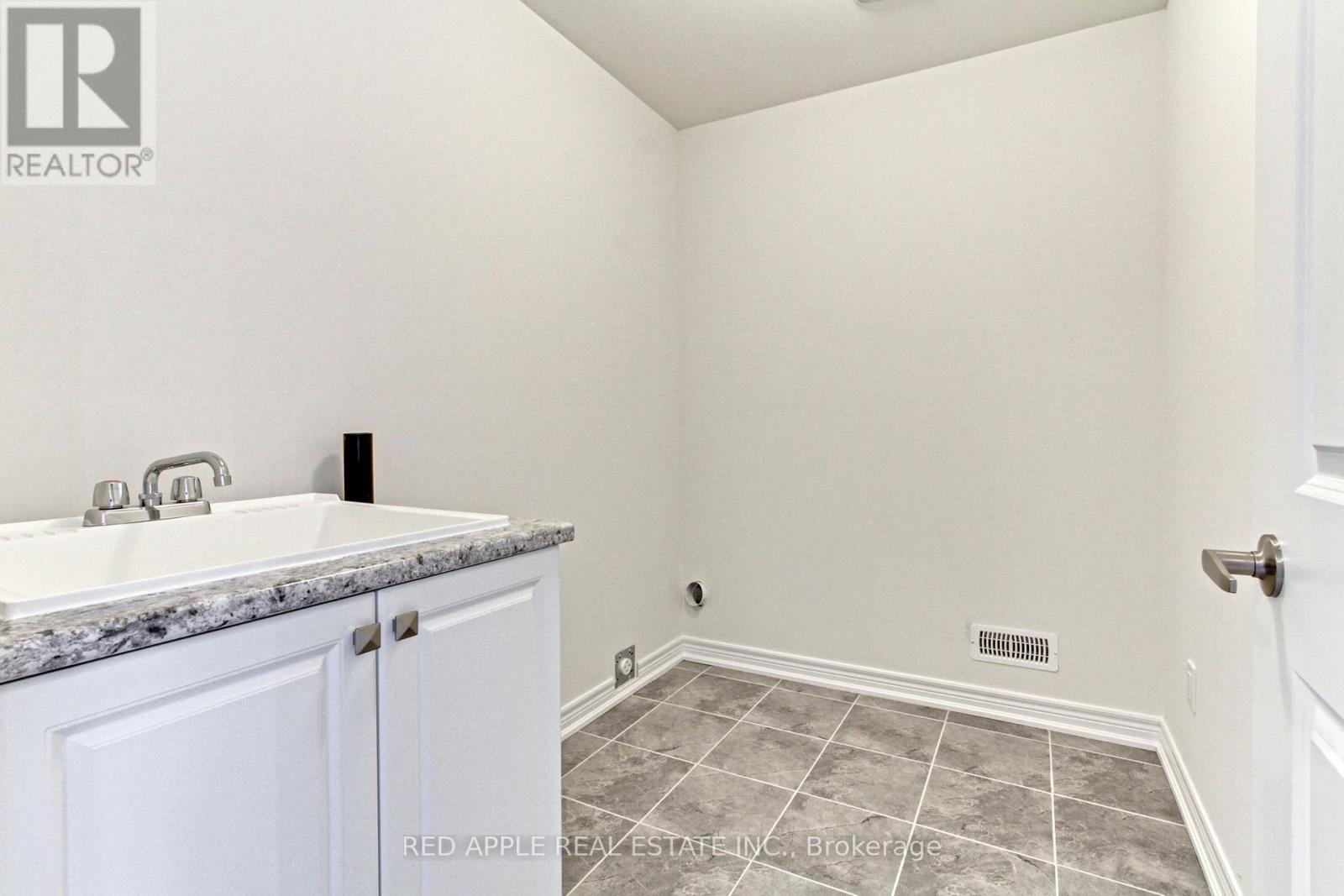 1519 Davis Loop Circle, Innisfil, Ontario  L0L 1W0 - Photo 45 - N12127718