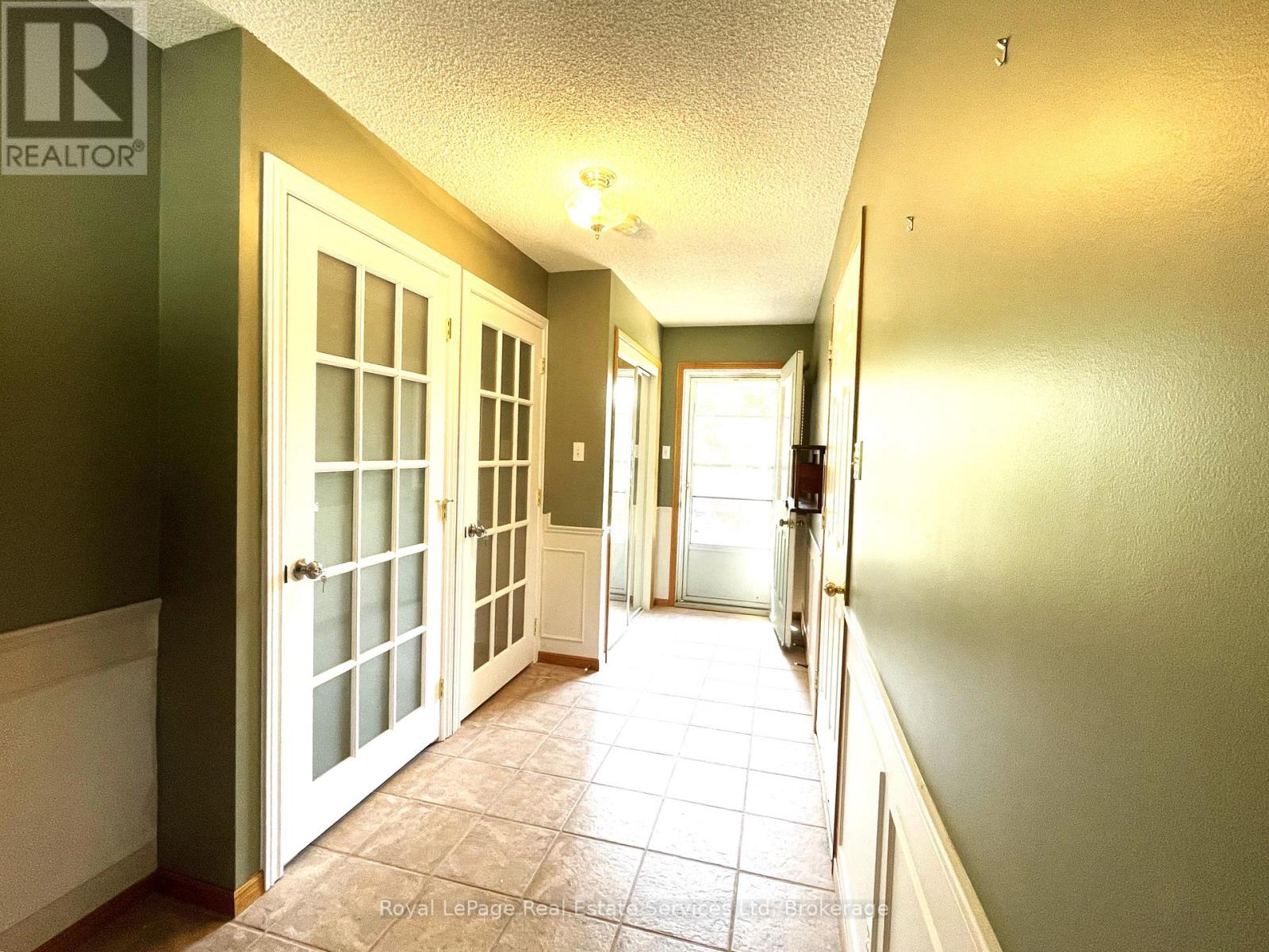 86 Wasaga Sands Drive N, Wasaga Beach, Ontario L9Z 1J2 - Photo 2 - S12127889