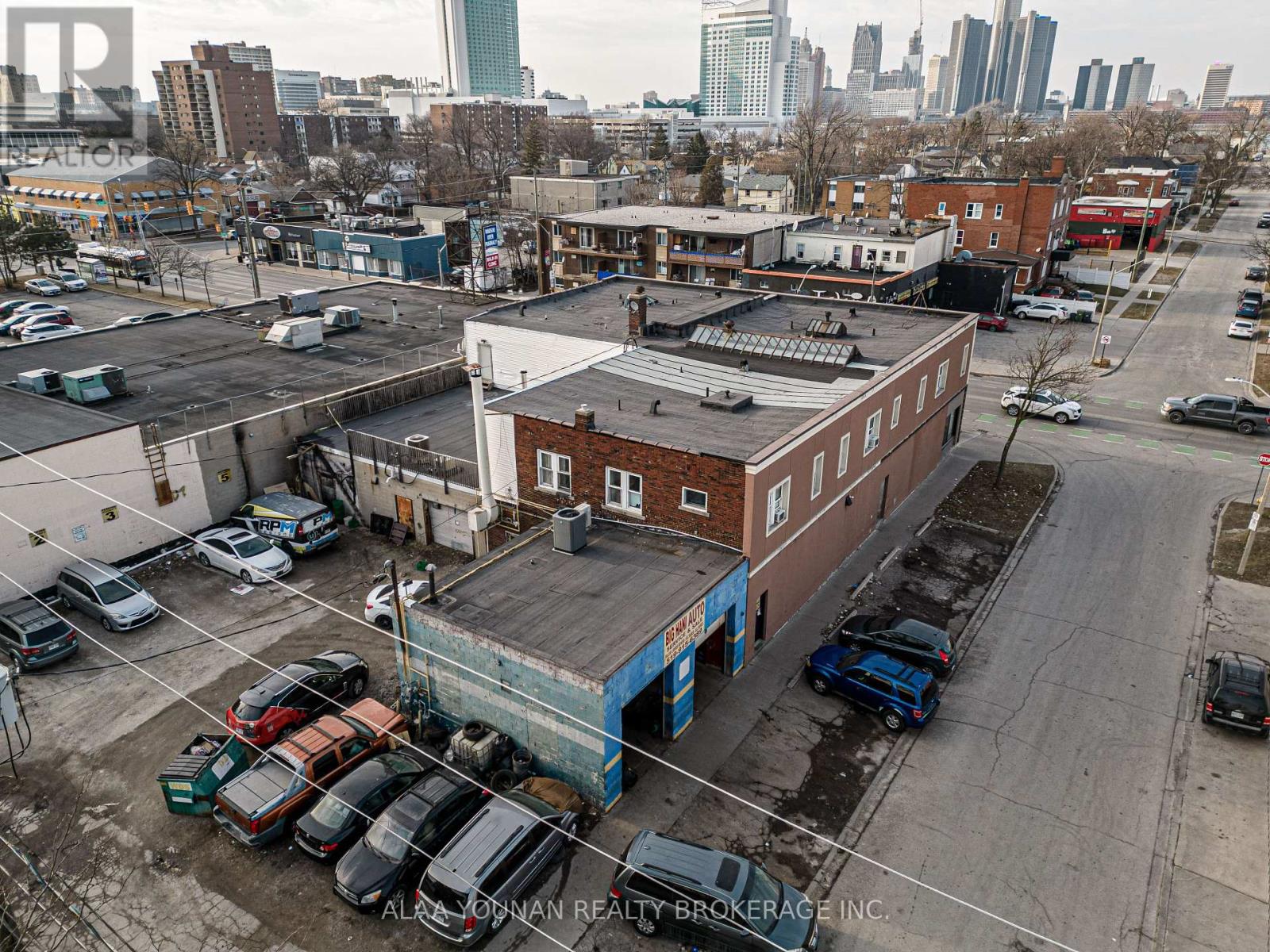 Property at 679 WYANDOTTE STREET E image 4