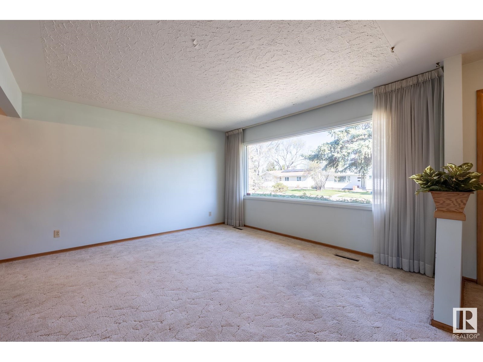 Property at 16013 93A AV NW image 3