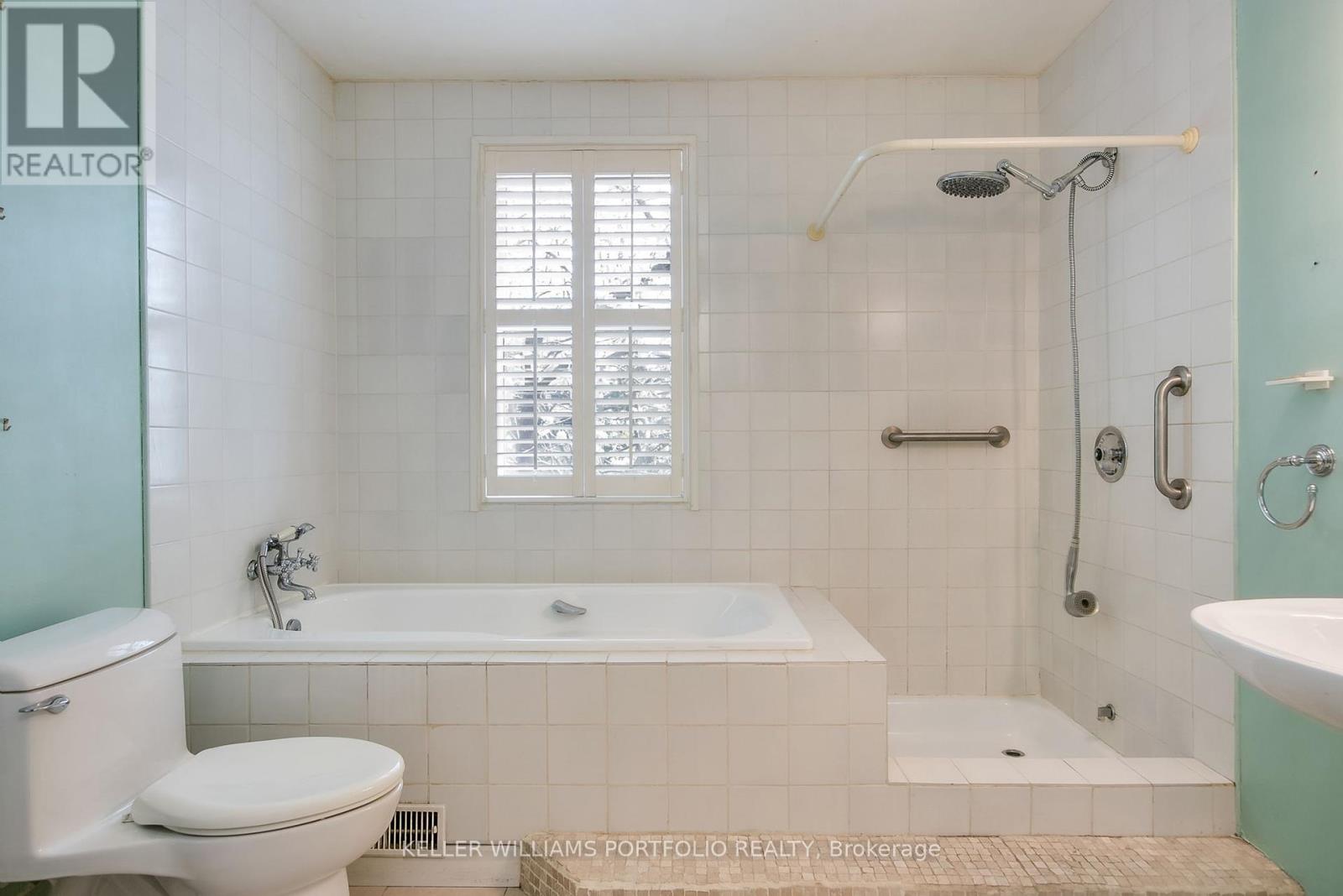 11 Arlington Avenue, Toronto, Ontario  M6G 3K7 - Photo 19 - C12127823
