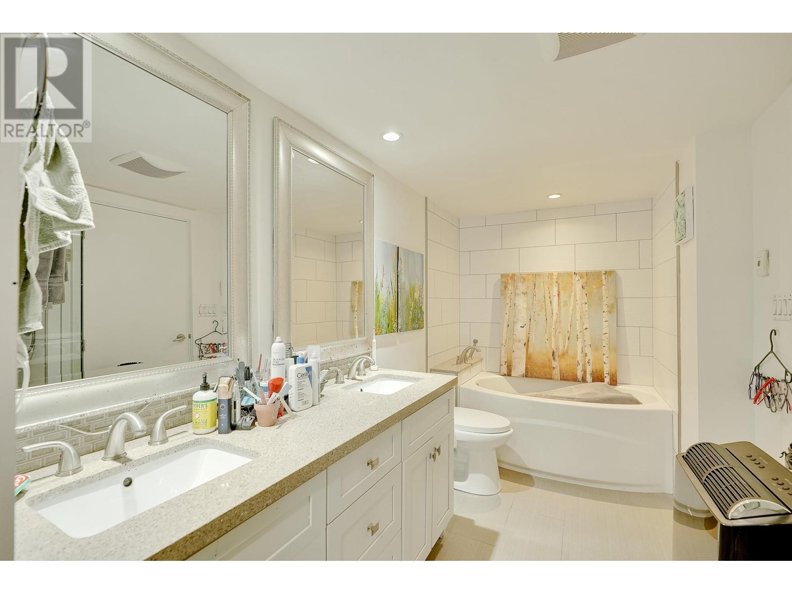 Listing Picture 14 of 39 : 1489 HORNBY STREET, Vancouver / 溫哥華 - 魯藝地產 Yvonne Lu Group - MLS Medallion Club Member