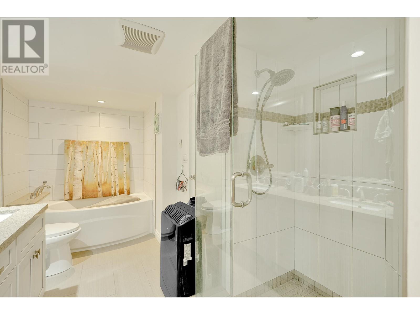 Listing Picture 15 of 39 : 1489 HORNBY STREET, Vancouver / 溫哥華 - 魯藝地產 Yvonne Lu Group - MLS Medallion Club Member