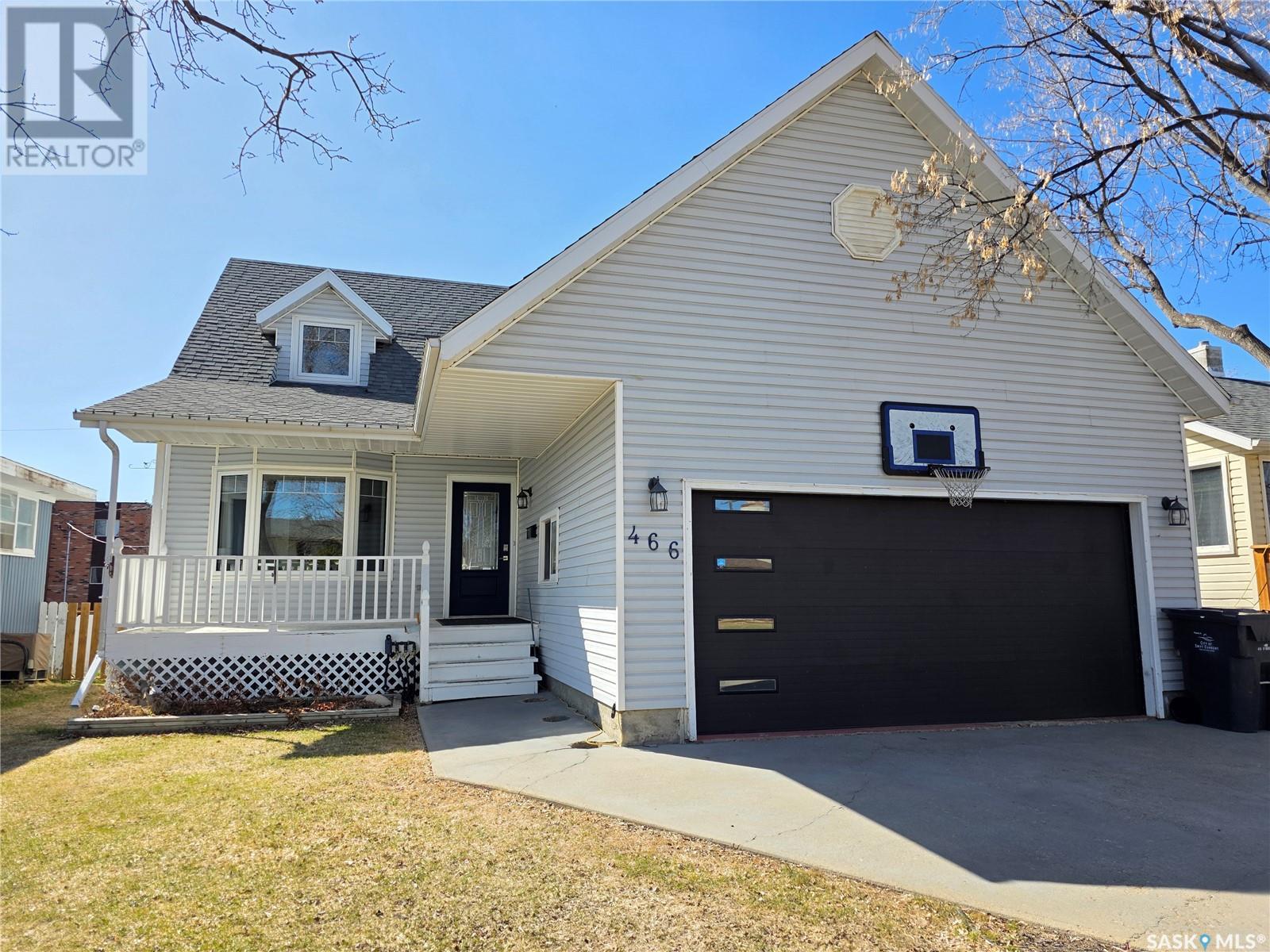 Property at 466 8th AVENUE NE image 1