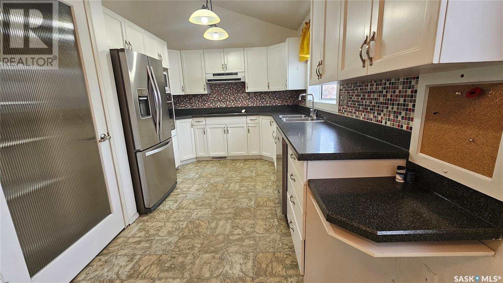 Property at 466 8th AVENUE NE image 2