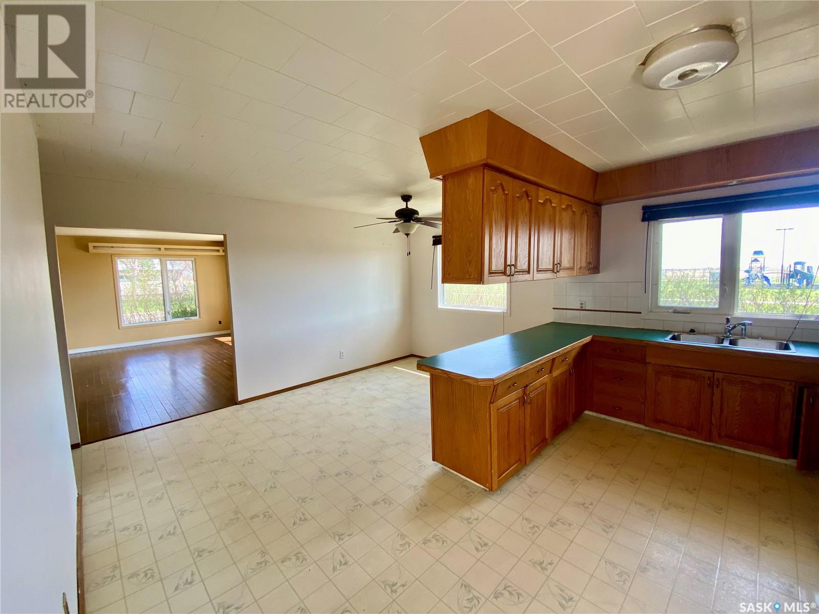 320 2 Street E, Carnduff, Saskatchewan  S0C 0S0 - Photo 2 - SK004706