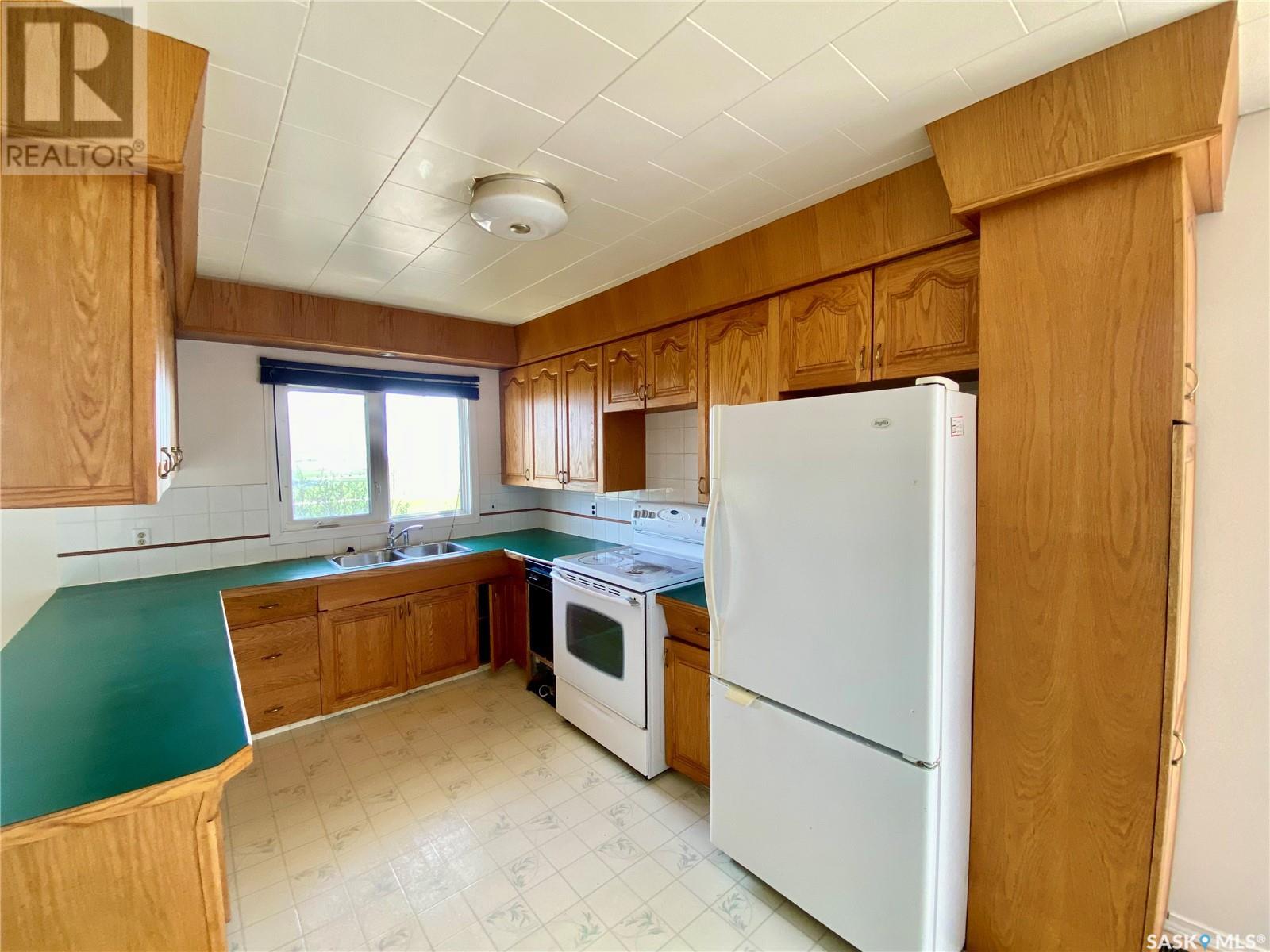 320 2 Street E, Carnduff, Saskatchewan  S0C 0S0 - Photo 3 - SK004706