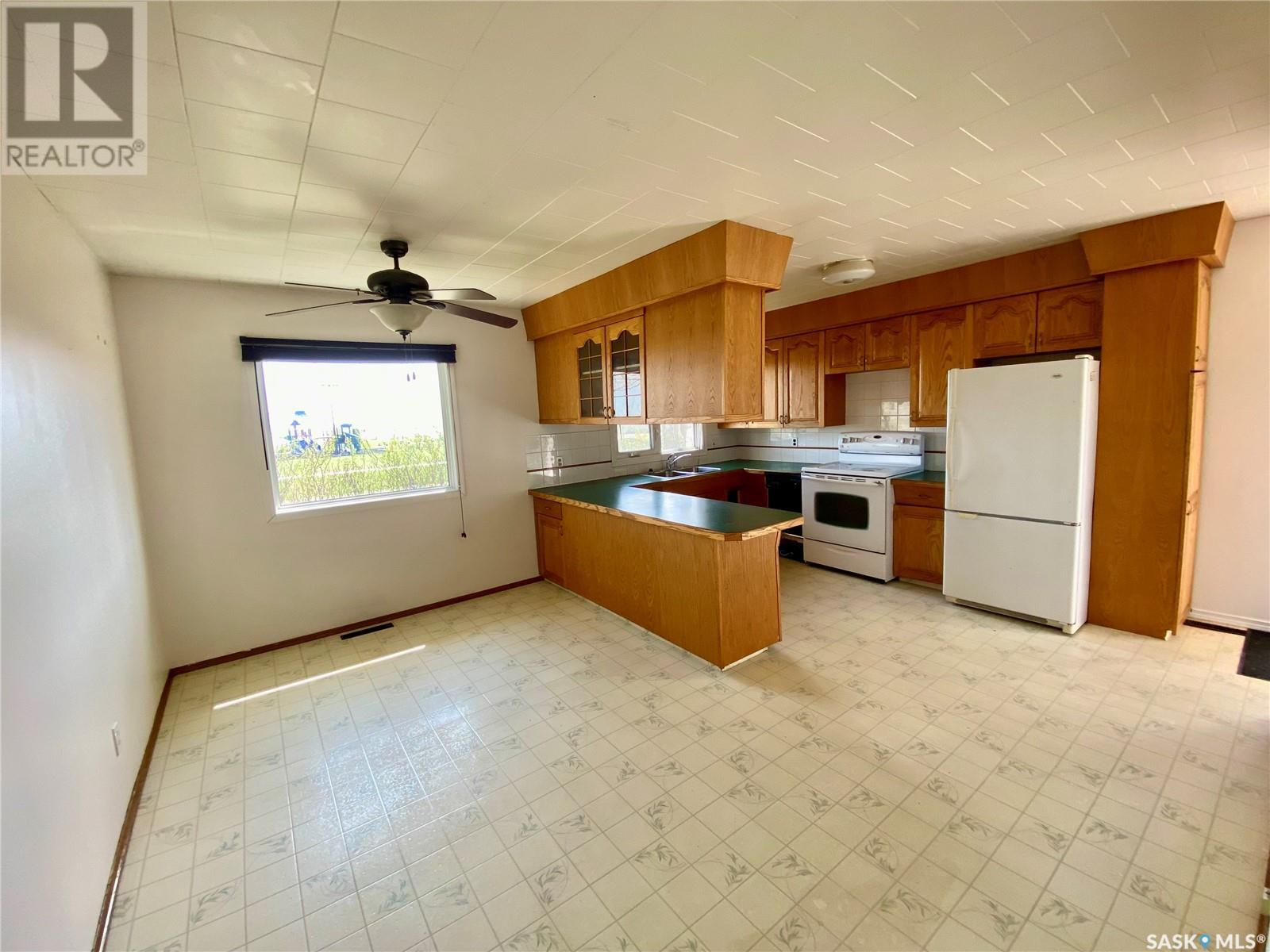 320 2 Street E, Carnduff, Saskatchewan  S0C 0S0 - Photo 4 - SK004706