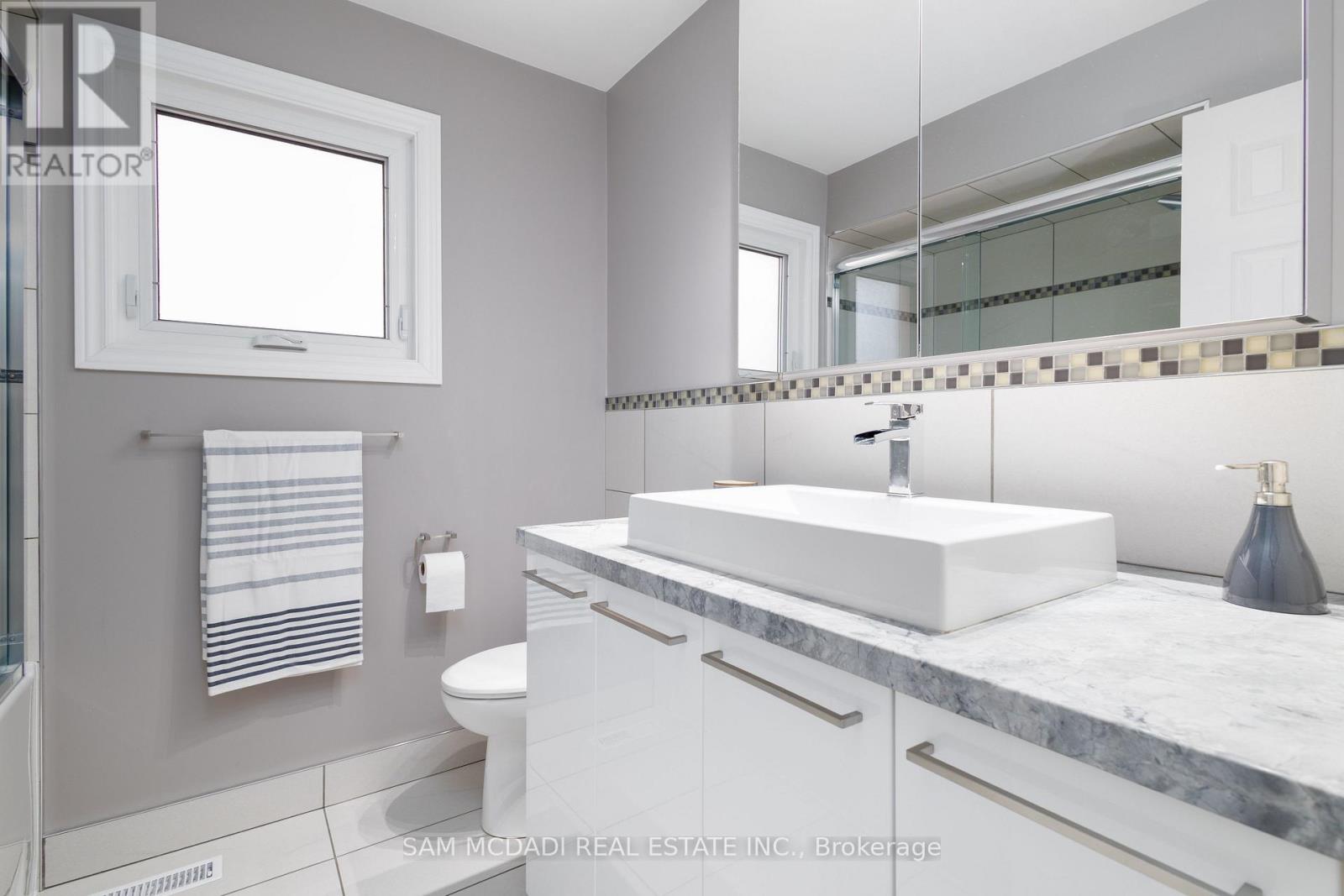 1555 Sir Monty's Drive, Mississauga, Ontario  L5N 4N8 - Photo 19 - W12127893