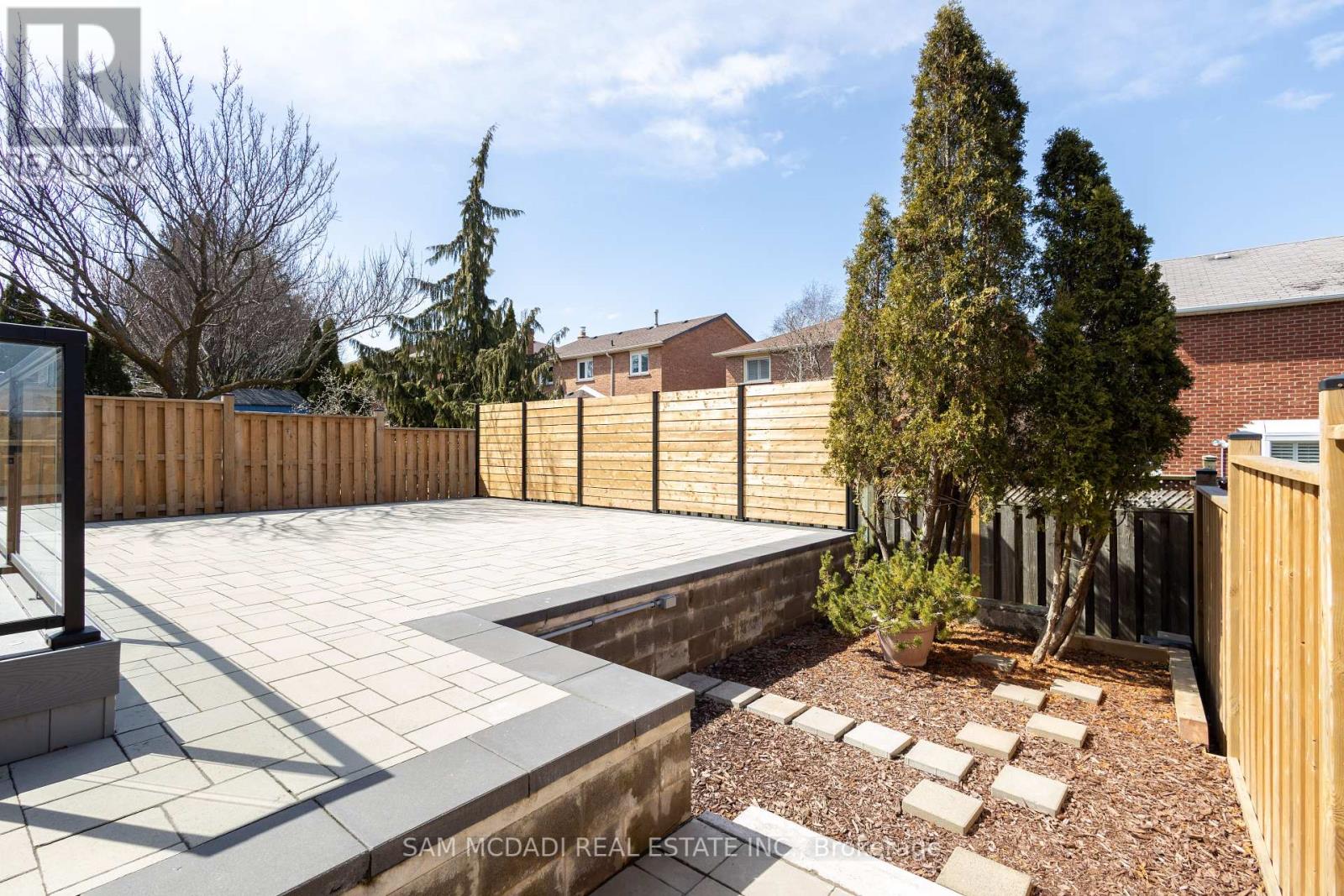 1555 Sir Monty's Drive, Mississauga, Ontario  L5N 4N8 - Photo 24 - W12127893