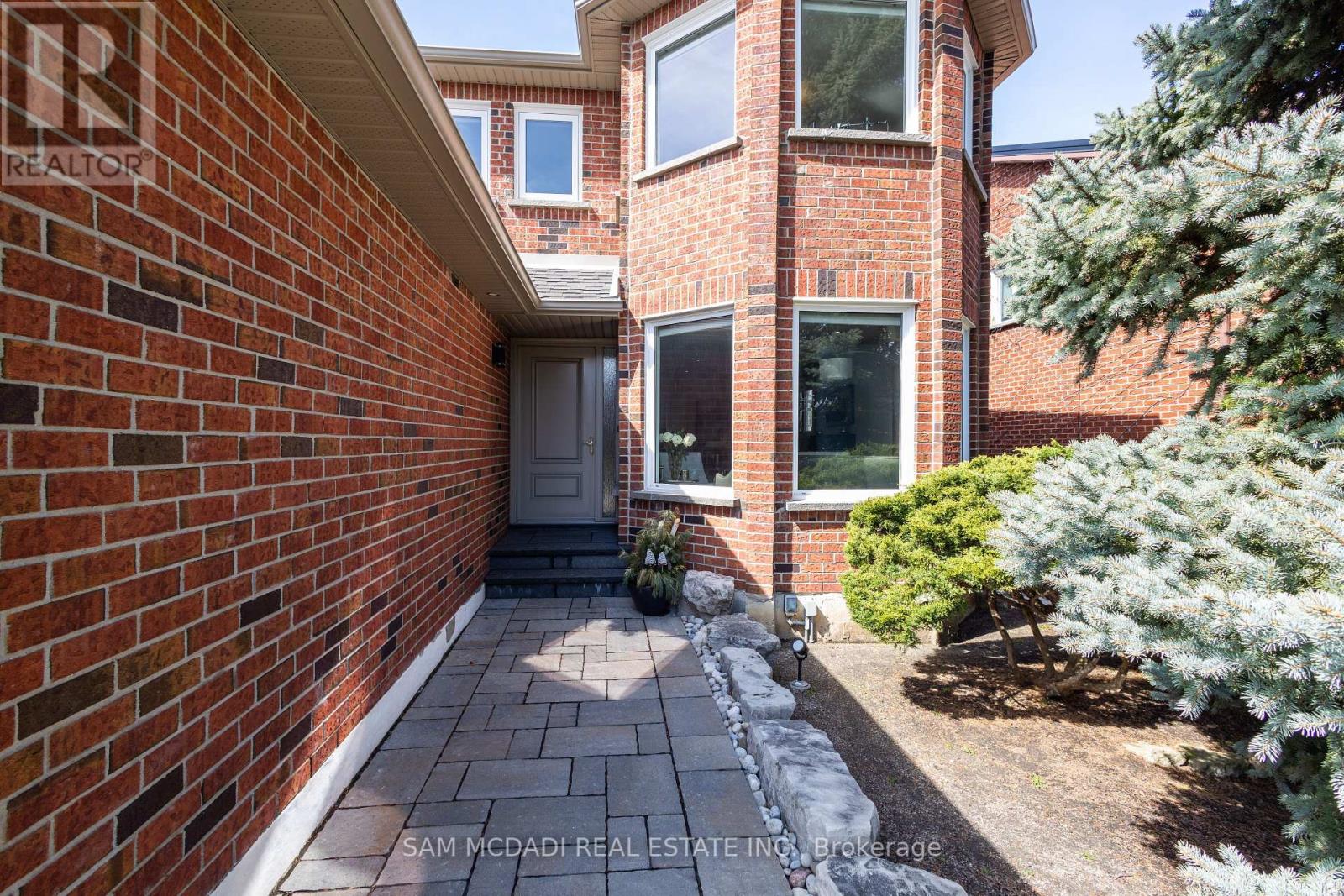 1555 Sir Monty's Drive, Mississauga, Ontario  L5N 4N8 - Photo 28 - W12127893
