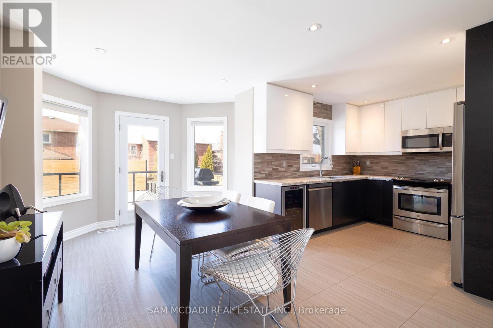 1555 Sir Monty's Drive, Mississauga, Ontario  L5N 4N8 - Photo 6 - W12127893