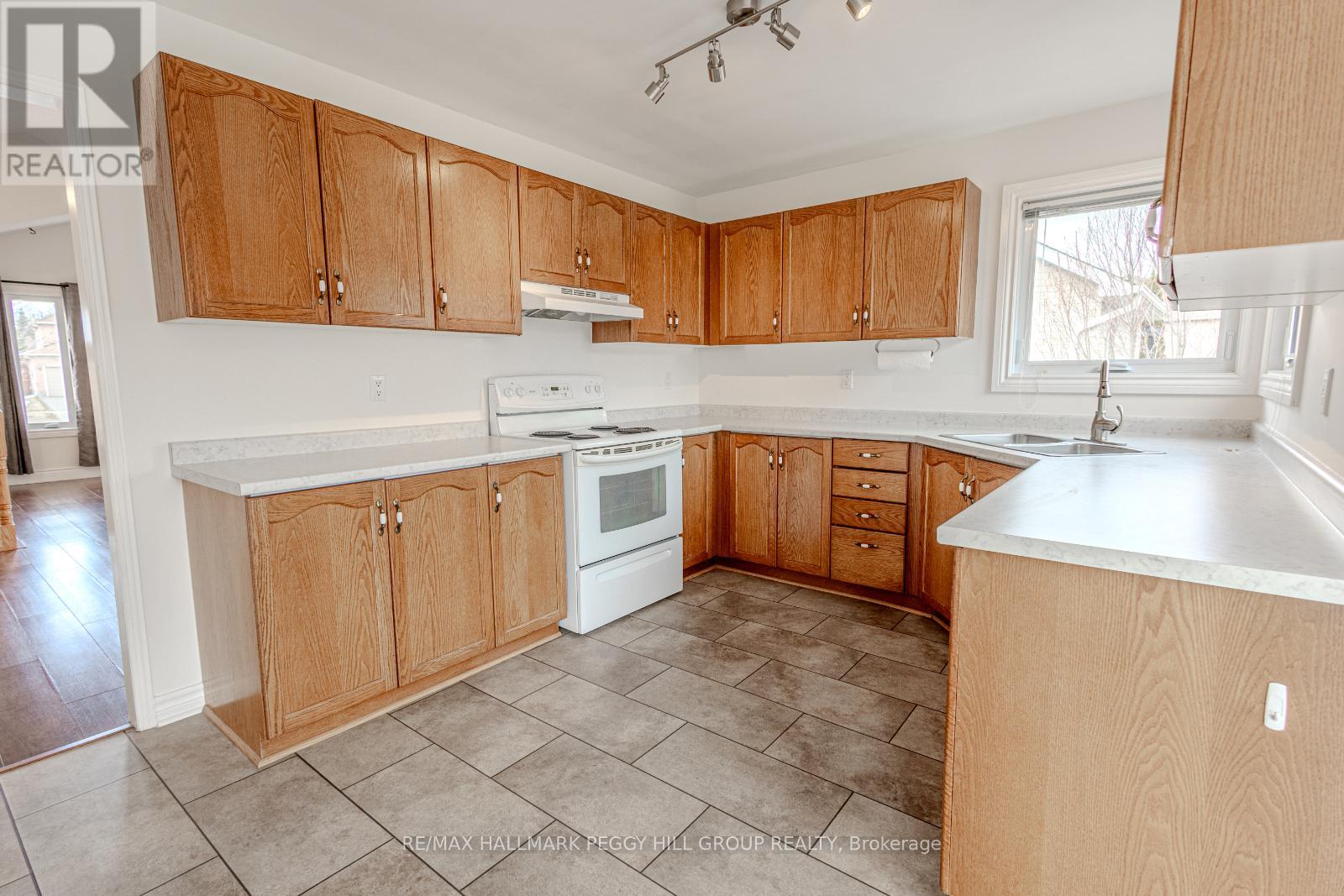 70 Hurst Drive, Barrie (Bayshore), Ontario  L4N 8K4 - Photo 5 - S12127930