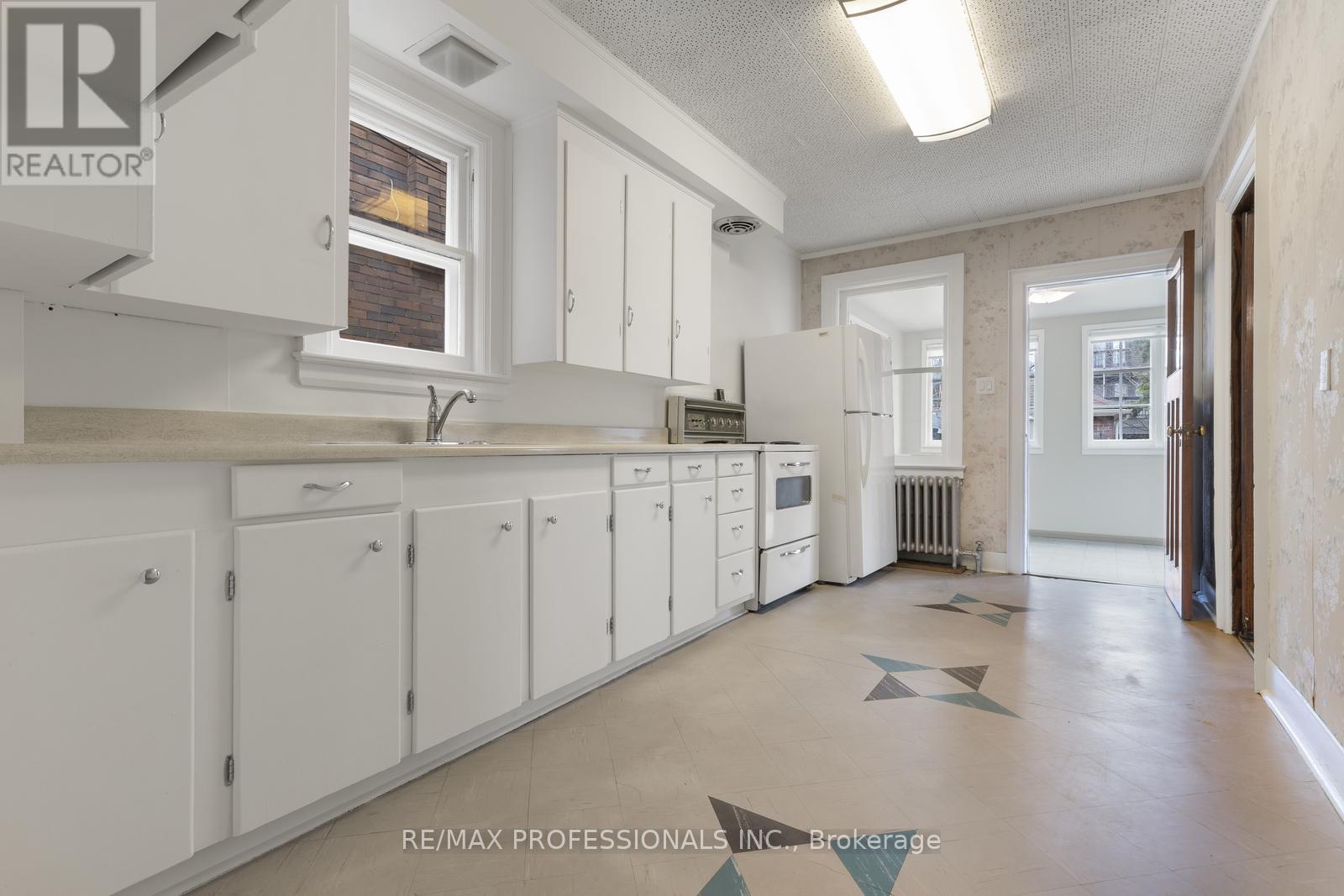 377 Armadale Avenue, Toronto, Ontario  M6S 3X7 - Photo 13 - W12128023