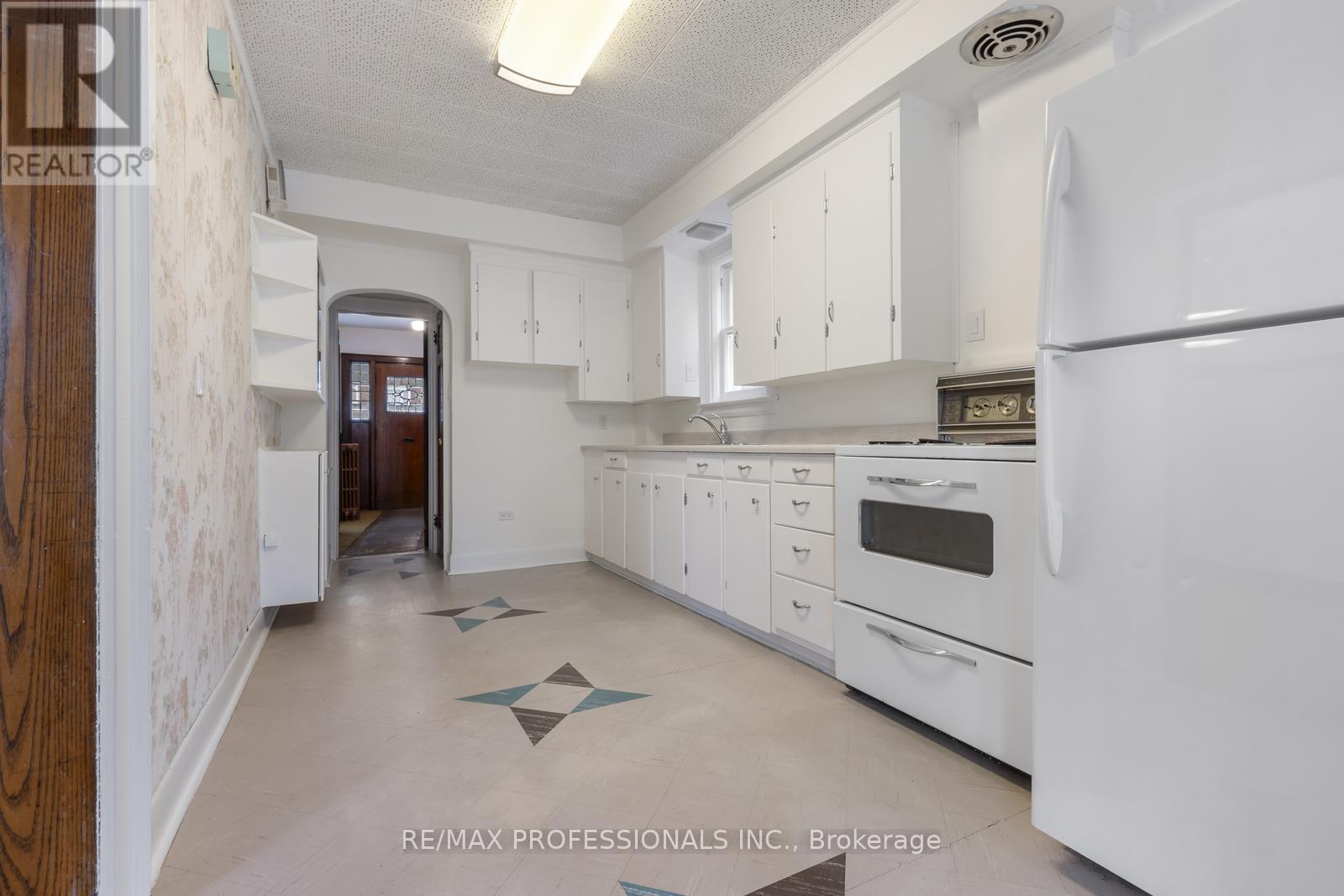 377 Armadale Avenue, Toronto, Ontario  M6S 3X7 - Photo 15 - W12128023