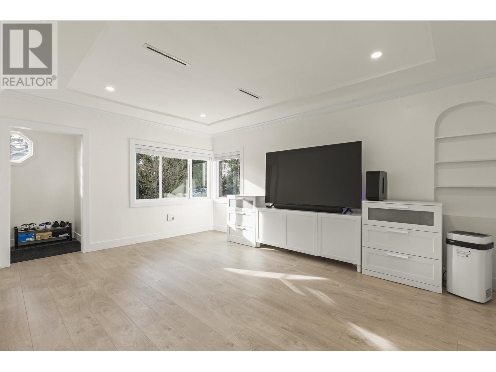 Property at 5292 DUNBAR STREET image 4
