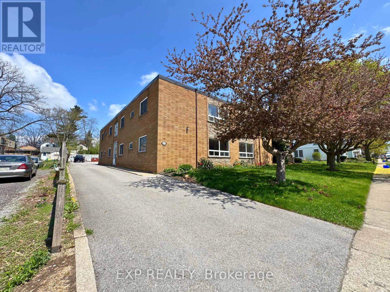 2 - 6049 Culp Street, Niagara Falls, Ontario  L2G 2B6 - Photo 3 - X12127979