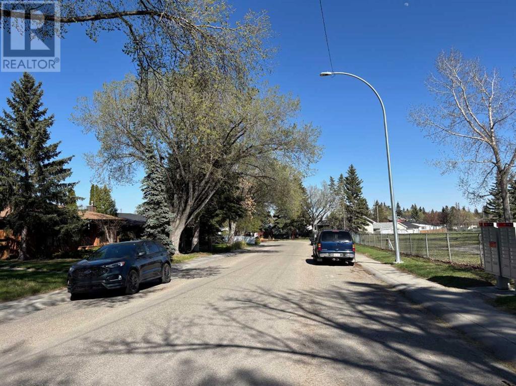 Property at 74 Armstrong Crescent SE image 2