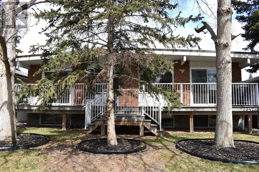 7344 & 7342 35 Avenue Nw, Calgary, Alberta  T3B 1T3 - Photo 2 - A2215433