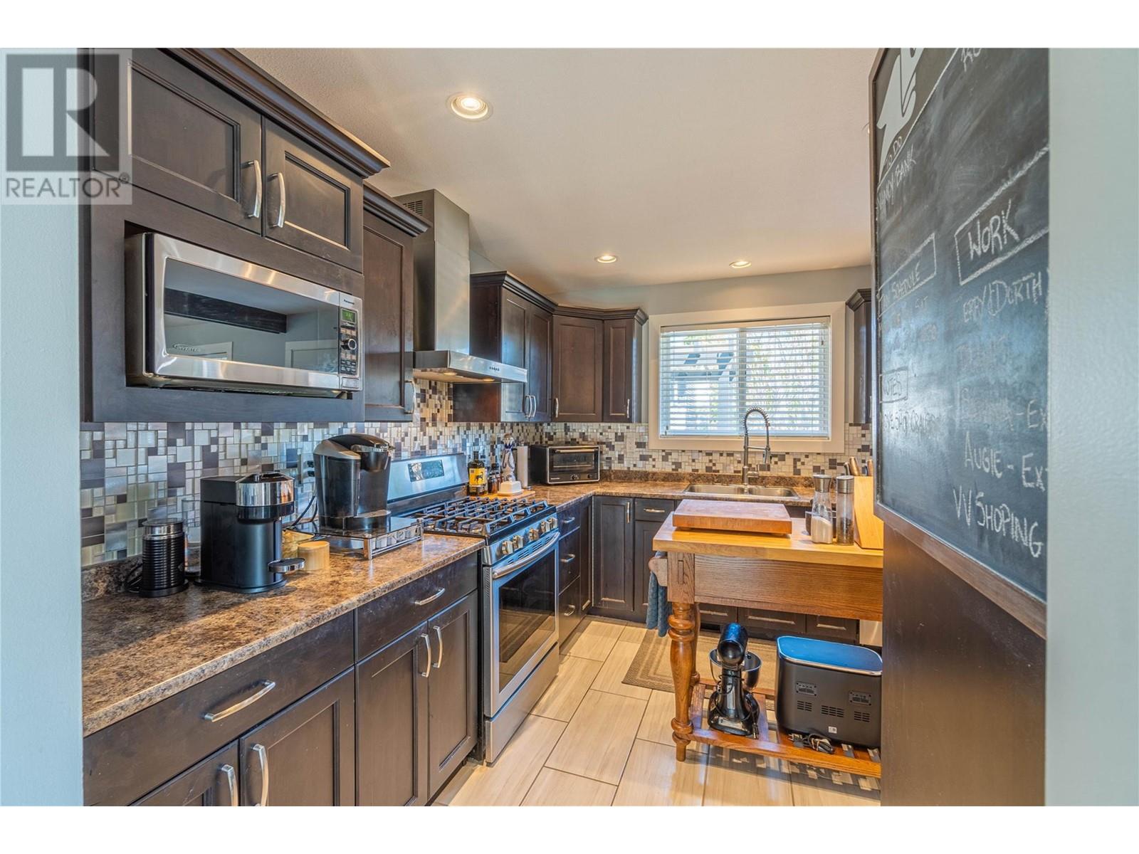 667 Cambridge Crescent, Kamloops, British Columbia  V2B 5B7 - Photo 9 - 10346448
