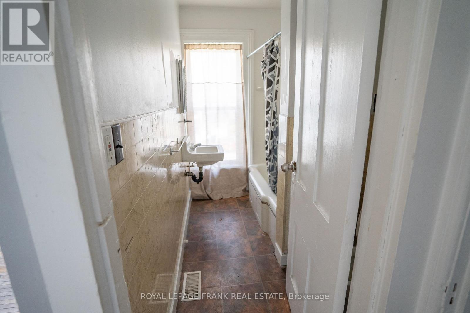 50 Lorne Avenue, Chatham-Kent, Ontario  N7M 1R9 - Photo 7 - X12128304