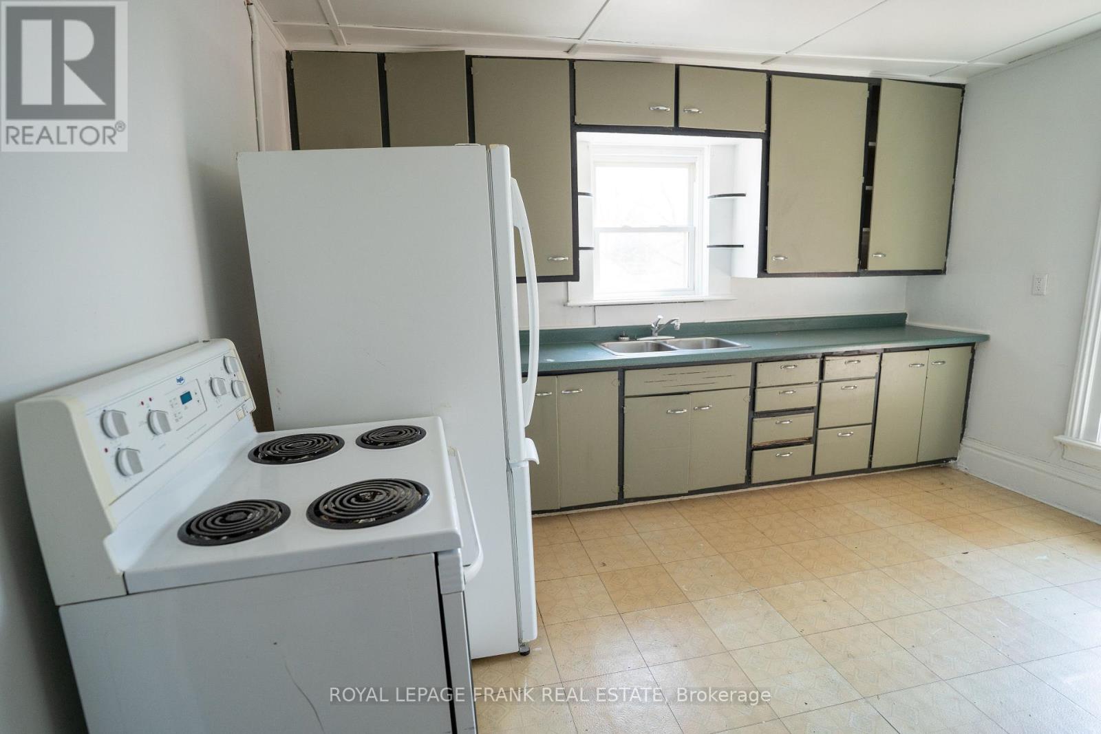 48 - 50 Lorne Avenue, Chatham-Kent, Ontario  N7M 1R9 - Photo 8 - X12128313