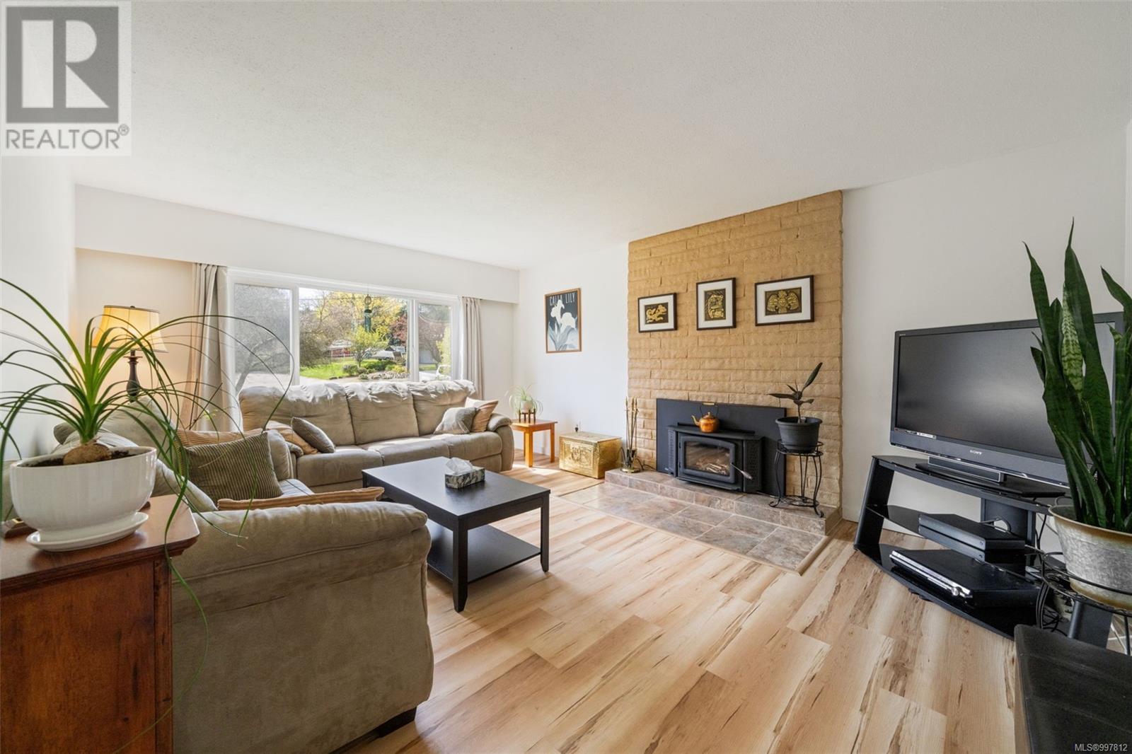 Property at 2498 Meadowland Dr image 2
