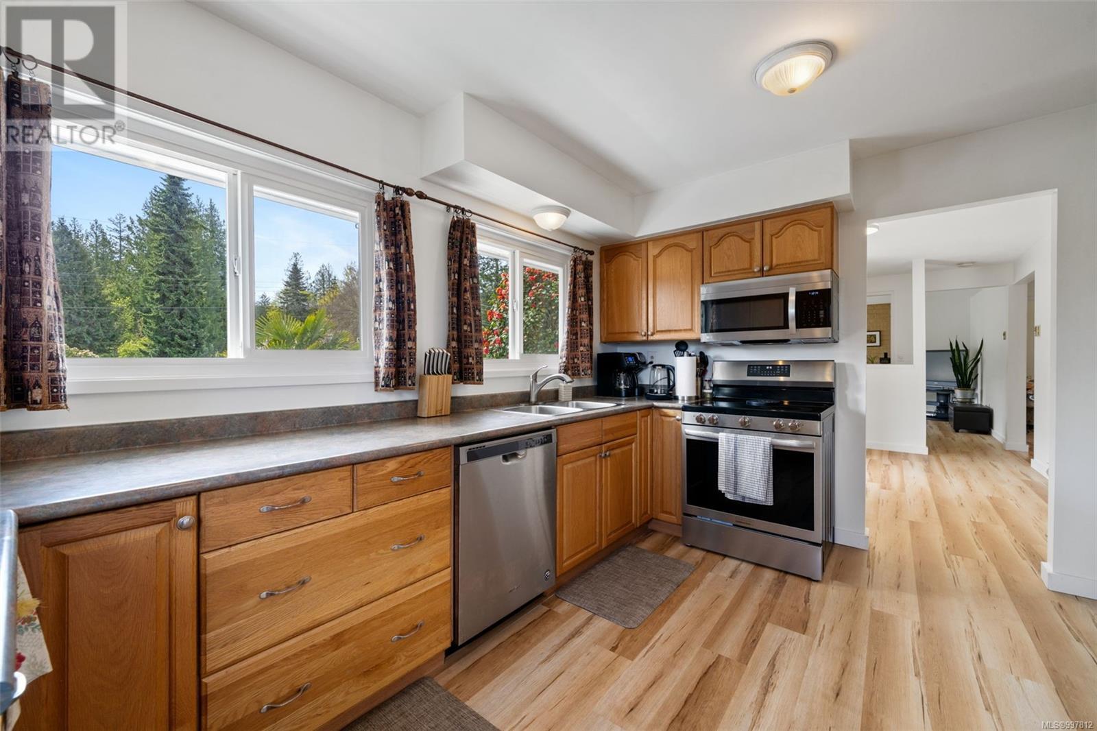 Property at 2498 Meadowland Dr image 3