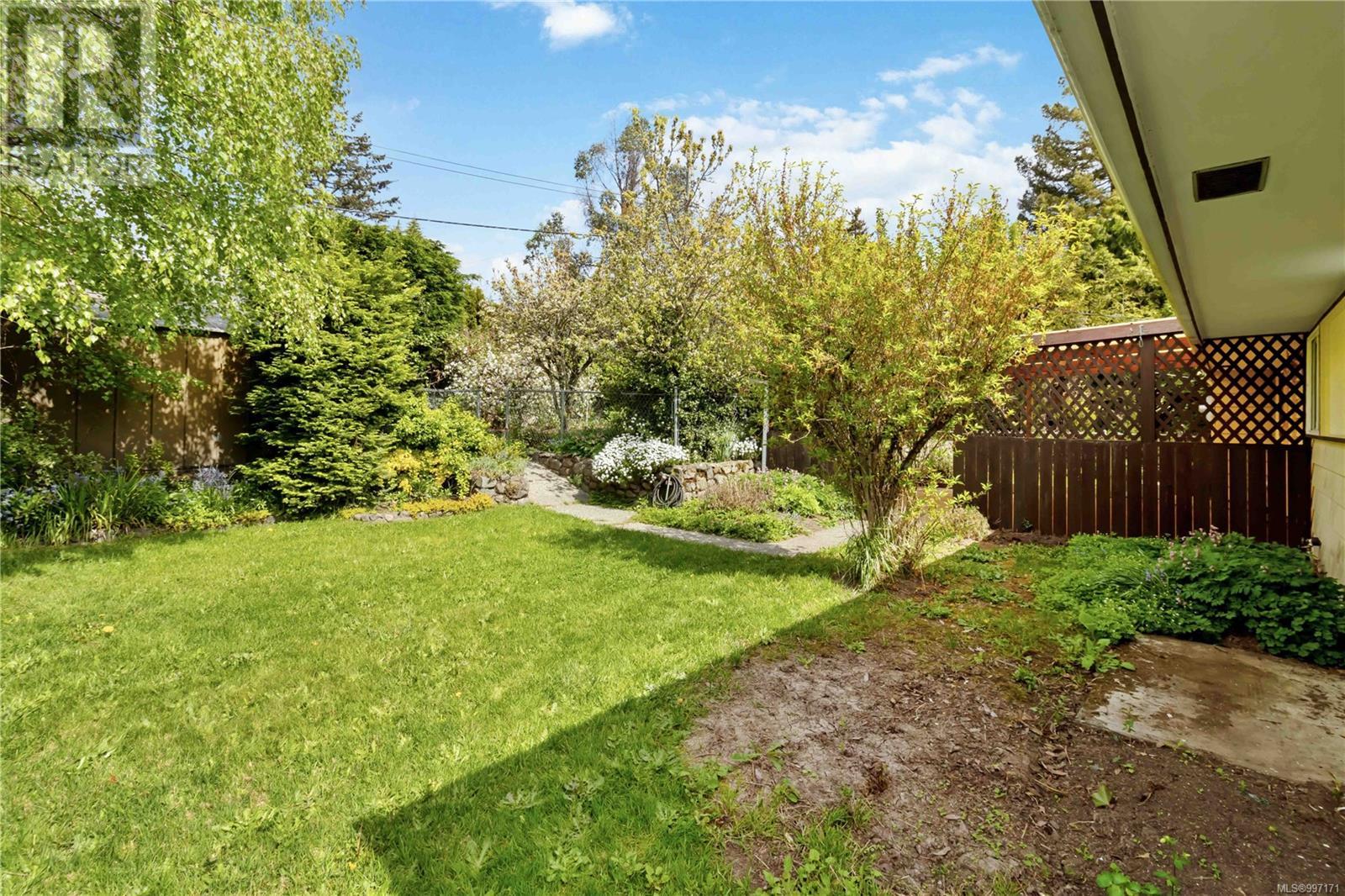 3318 Rolston Cres, Saanich, British Columbia  V8Z 4N8 - Photo 18 - 997171