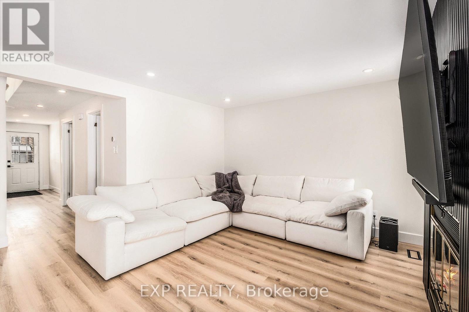 16 Weybridge Drive, Ottawa, Ontario  K2J 2X2 - Photo 7 - X12128315