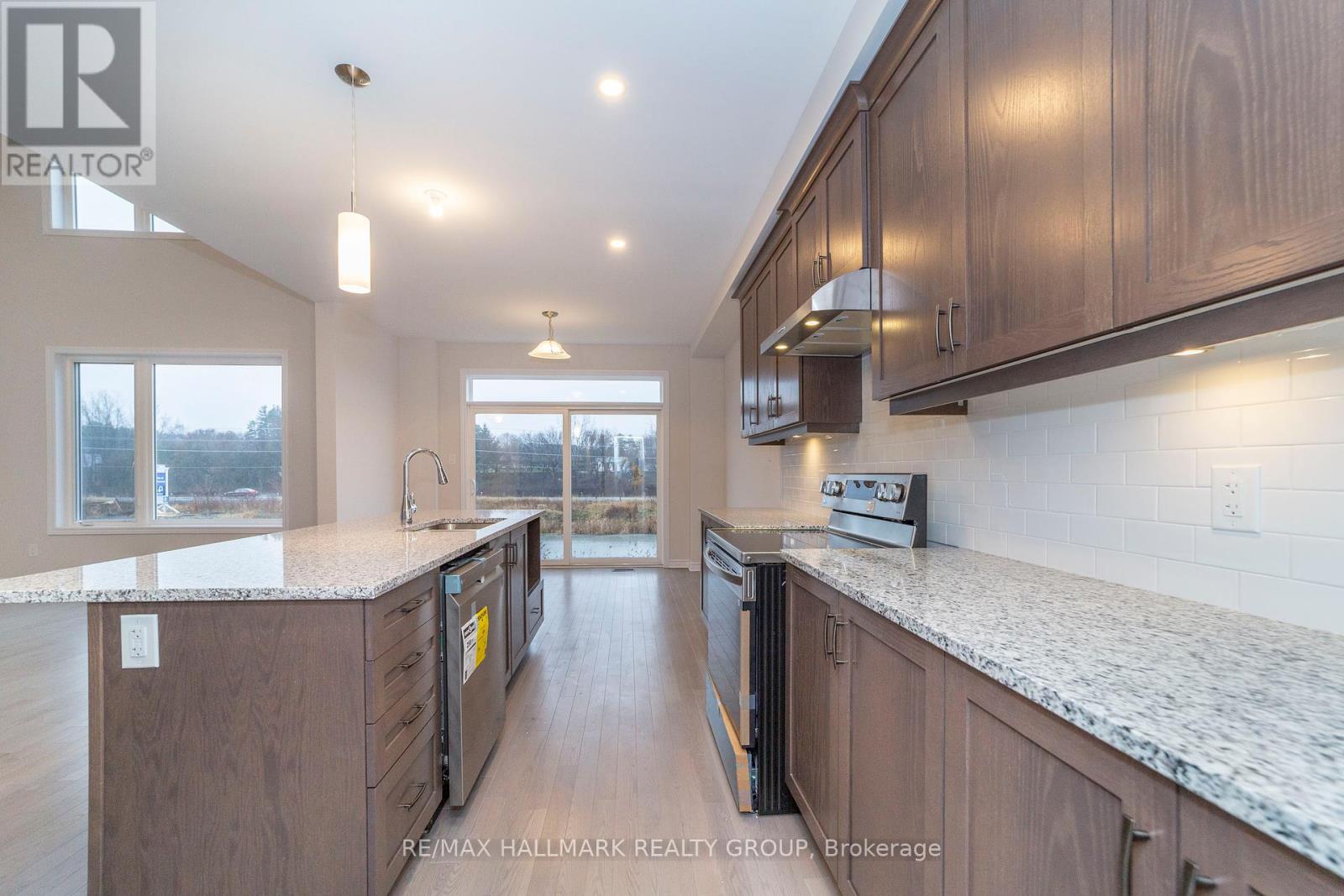 593 Enclave Lane, Clarence-Rockland, Ontario  K4K 0M8 - Photo 7 - X12128396