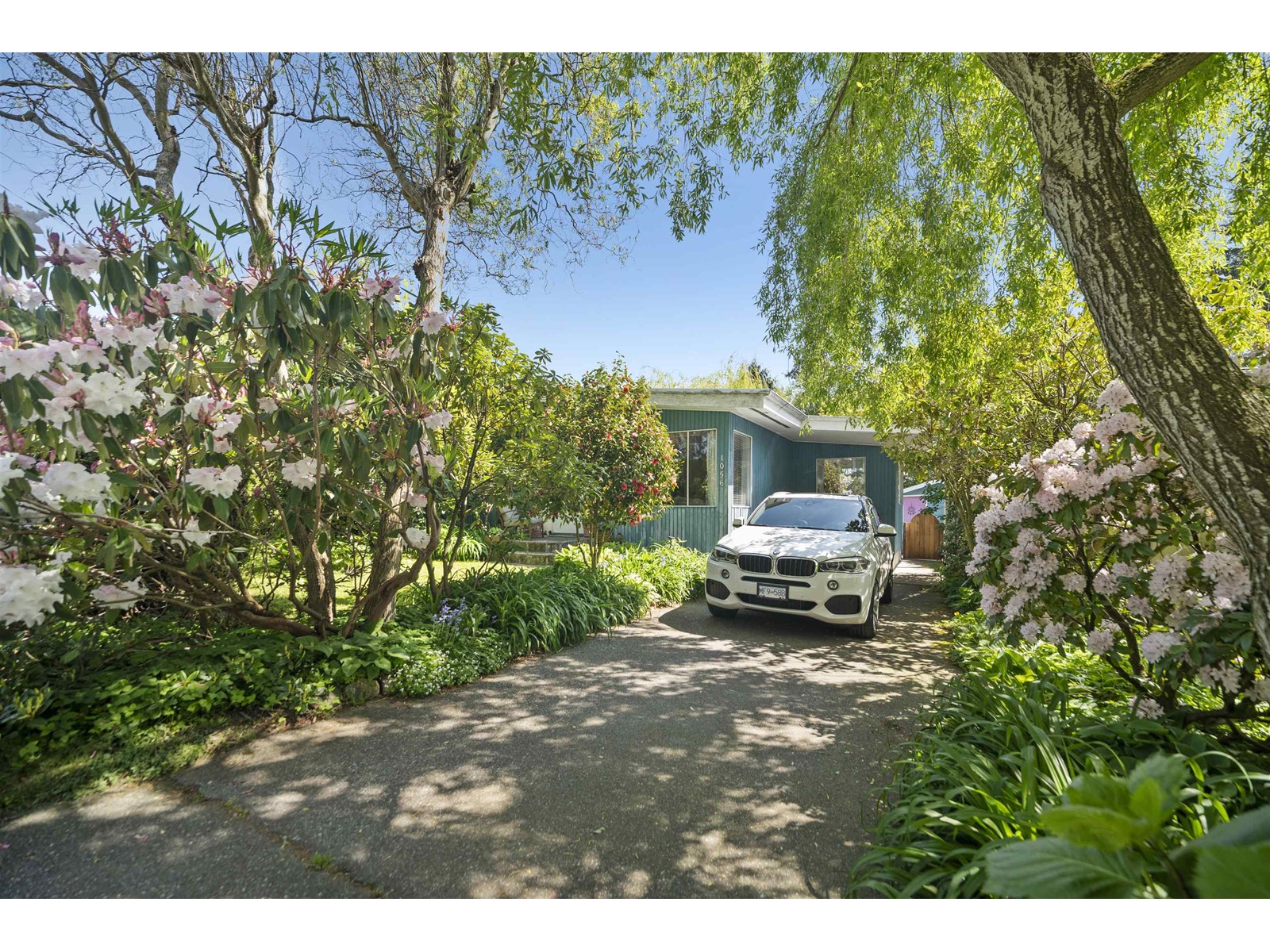 1056 Stevens Street, White Rock, British Columbia  V4B 4X7 - Photo 1 - R2994772