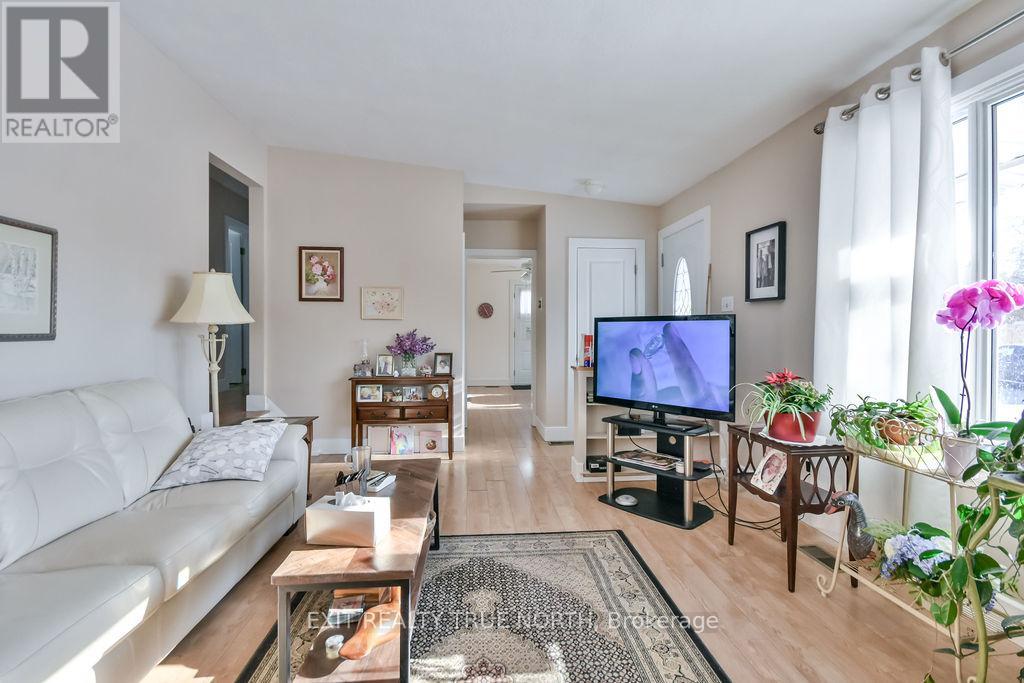 50 Marion Crescent, Barrie (City Centre), Ontario  L4M 2L3 - Photo 5 - S12128129