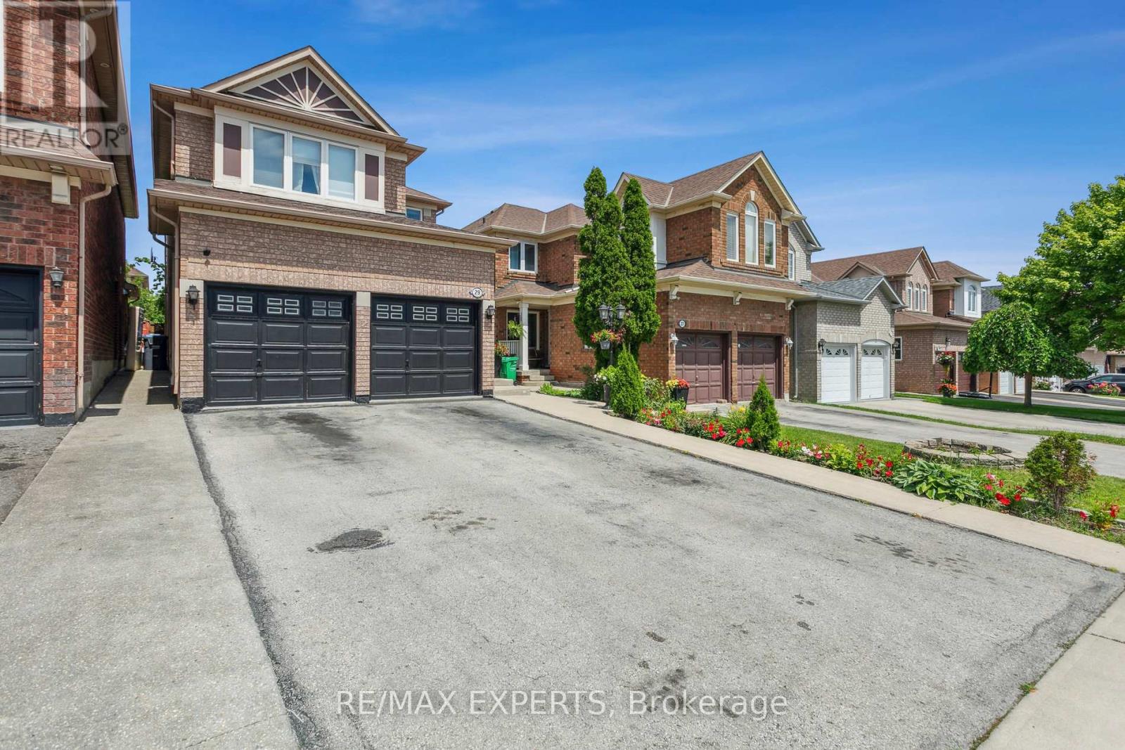 29 Narrow Valley Crescent, Brampton, Ontario  L6R 1P4 - Photo 2 - W12128191