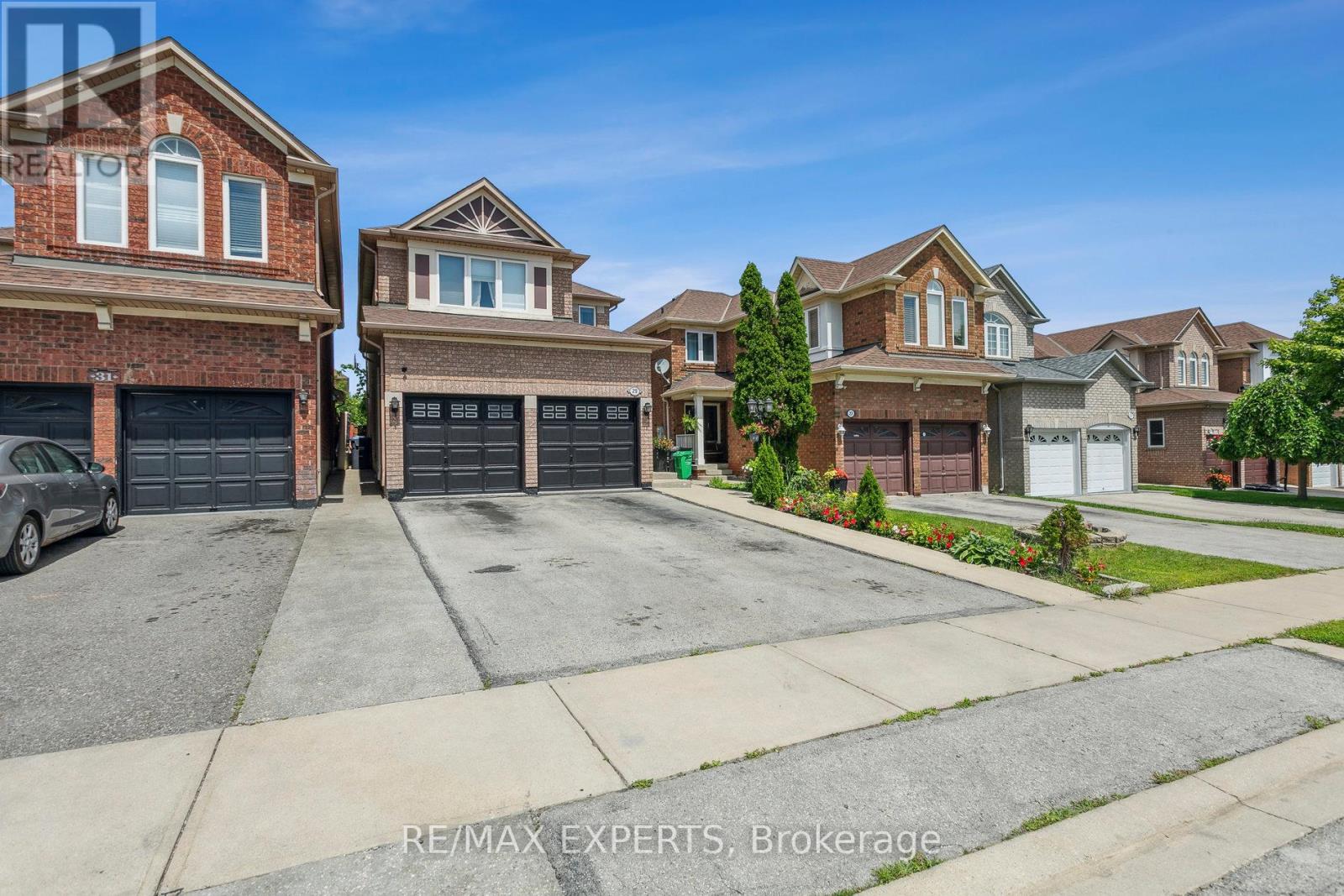 29 Narrow Valley Crescent, Brampton, Ontario  L6R 1P4 - Photo 3 - W12128191